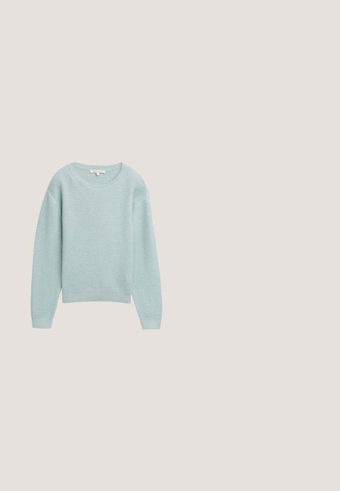 Hellblauer Strickpullover mit strukturiertem Muster, rundem Ausschnitt und gerippten Bündchen sowie Saum. Aus weichem, atmungsaktivem Material für den Komfort.; Beiges T-Shirt mit kurzen Ärmeln und Rundhalsausschnitt in entspannter Passform, dargestellt vor hellem Hintergrund.; Jeans-Shorts mit elastischem Bund, hellblauer Farbe, vier Taschen und sichtbaren Nahtdetails entlang der Nähte.; Weißer Sneaker mit glattem Lederobermaterial, silbernen Akzenten an der Ferse und einer strukturierten Sohle. Mit rundem Logo an der Seite und Schnürdesign.; Umhängetasche aus strukturiertem, cremefarbenem Kunstleder, halbkreisförmige Form, verstellbarer Riemen, minimalistische Nähte und dezentes Branding am Boden.; TOM TAILOR TTPIPER - Gürtel - vanilla uni