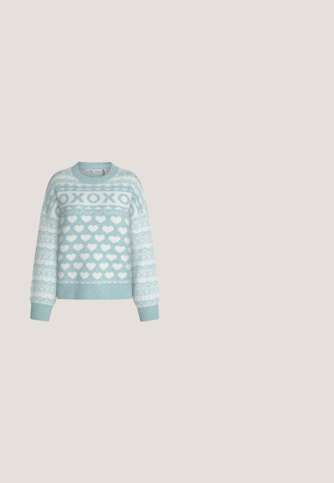 Lichtblauwe trui met witte patronen, waaronder harten en de tekst "XOXO". Voorzien van een ronde hals en geribbelde manchetten aan de mouwen en onderkant.; Groene poloshirt met lange mouwen, voorzien van een witte kraag en knopenlijst, gemaakt van gladde katoen met een relaxte pasvorm.; Bruine broek met hoge taille, wijde pijpen, knoop- en ritssluiting en plooien aan de voorkant op een effen lichte achtergrond.; Witte platform sneaker met dubbele klittenbandsluitingen en zilverkleurige studs op de hiel, zijdelings getoond tegen een effen achtergrond.; Bruine schoudertas met lange handvatten en afneembare schouderriem, goudkleurige hardware en een "EVEN&ODD" logo plaatje aan de voorkant.; Zilverkleurige stervormige oorringen met een gladde, gepolijste afwerking op een effen witte achtergrond.