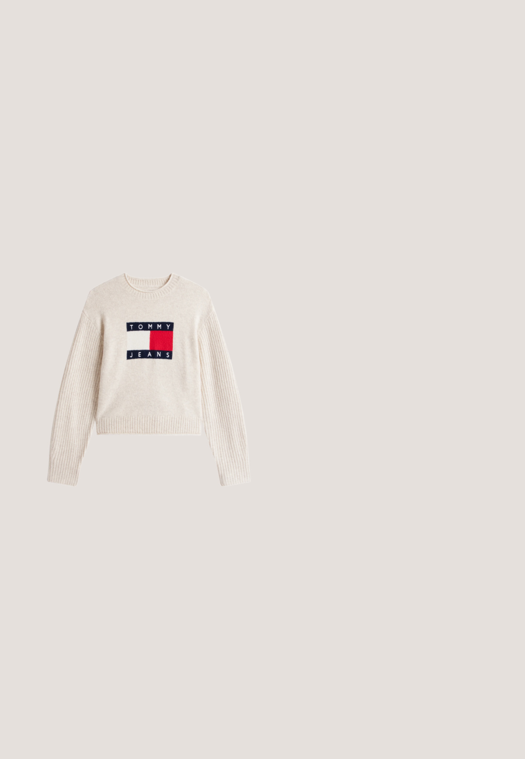 Pull cropped couleur crème avec des manches côtelées ; présente un logo central brodé "TOMMY JEANS" en bleu marine, blanc et rouge.; Pull en tricot blanc à manches courtes avec un col rond, texture côtelée et un petit logo sur la poitrine. Tissu doux avec une coupe classique.; Personne portant un pantalon taille haute à jambes larges de couleur marron foncé avec boutons sur le devant et poches, associé à des tongs noires et un haut clair.; Mocassin en daim beige avec un dessus texturé, une sangle ajustable et une semelle en caoutchouc robuste avec un motif à crampons pour une meilleure adhérence.; Sac à épaule en tissu bleu avec un design matelassé texturé et un texte logo brun subtil. Doté d'une poignée incurvée et d'une fermeture éclair.; Boucles d'oreilles en argent en forme de goutte avec des surfaces lisses, rondes et réfléchissantes, suspendues à des fermoirs à ressort. L'arrière-plan est blanc uni.