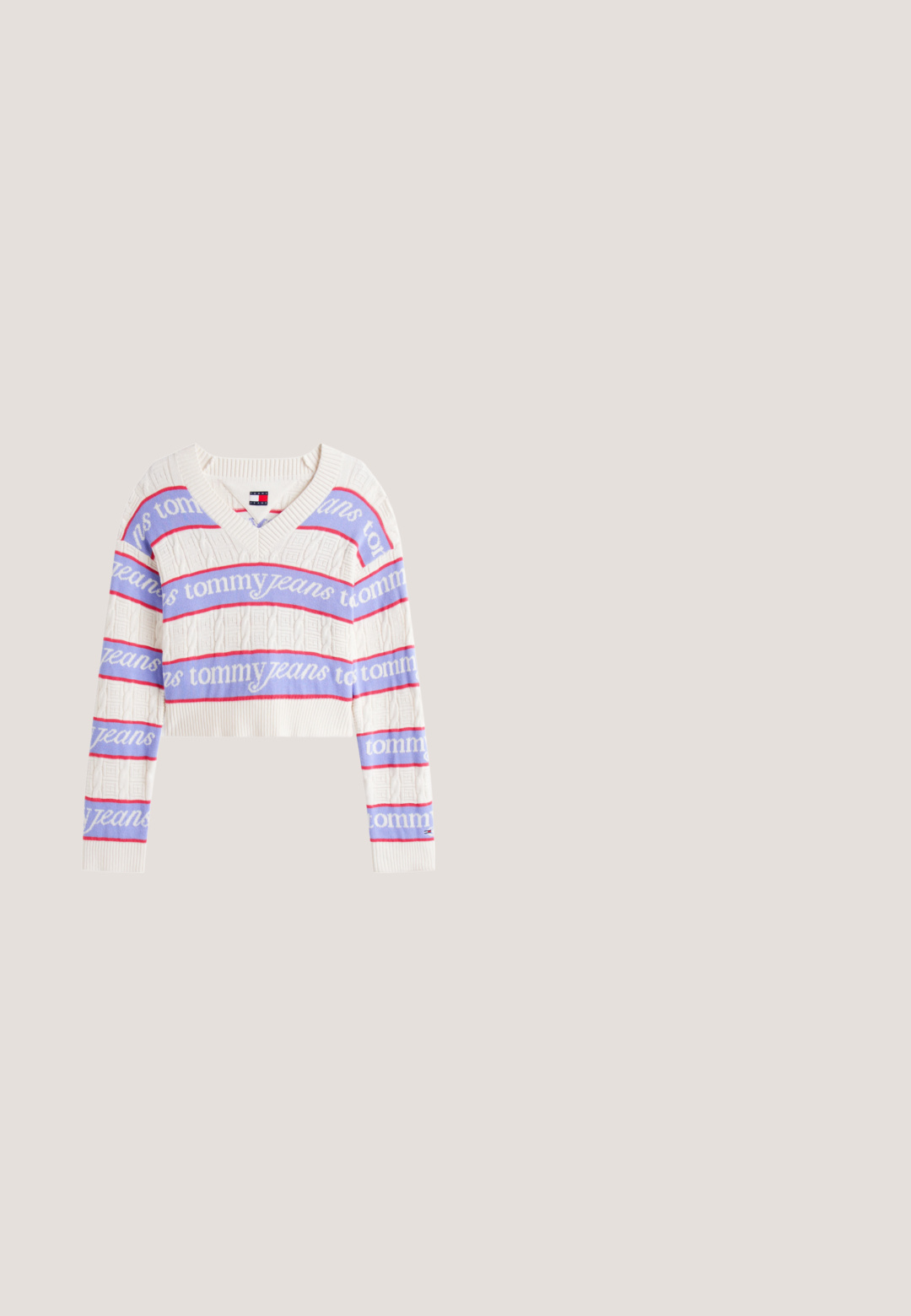 Korte, crèmekleurige sweater met een V-hals en textuur gebreide patronen. Gestreept ontwerp in lichtblauw, rood en wit met het "tommy jeans" logo.; Bruine katoenen T-shirt met een klassieke ronde hals, korte mouwen en een klein geborduurd logo in contrasterende kleuren op de borst.; Lichtblauwe denim rok met een rechte snit, voorzijdige splitdetail, rafelige zoom, vijf-pocket ontwerp en metalen accenten.; Bruine leren enkelboots met een ronde neus, dikke zwarte zool en een trekband aan de achterkant. Bevat subtiele logodetails aan de zijkant.; Rode leren handtas met een gladde textuur, rechthoekige vorm en een verstelbare schouderband. Voorzien van een logo dat op de voorkant is geperst.; Een paar glanzende zilveren oorringen met dunne draadafsluitingen, getoond op een lichtgrijze achtergrond.