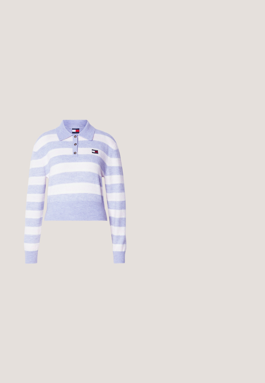 Sweater polo rayé violet clair et blanc avec un col, une fermeture à trois boutons, des poignets côtelés et un petit logo sur la poitrine gauche.; Chemise boutonnée raccourcie en bleu clair avec des rayures verticales blanches, présentée avec une poche et un logo sur la poitrine, fabriquée dans un tissu lisse.; Jean en denim bleu à jambes larges avec taille haute, bouton et fermeture éclair à l'avant, cinq poches et ourlets effilochés.; Mocassin noir en cuir avec une semelle plate et épaisse, présentant un design cousu et une sangle repliée surélevée à l'avant. Fini lisse et brillant.; Sac en denim bleu avec une poignée courbée rembourrée. Présente un motif logo brun subtil et une fermeture à cordon noir.; Boucles d'oreilles demi-cercles ton argent avec texture striée et fermoirs à pression sur fond blanc.