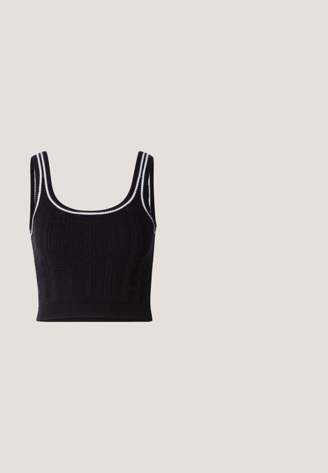 Čierny pletený crop top s textúrovaným vzorom, štvorcovým výstrihom a kontrastným bielym lemovaním na ramienkach a spodnom leme.; Replay SHIRT - Blúzka so zapínaním na gombíky - dark grey; Čierne rozšírené džínsy z denimu s vysokým pásom, piatimi vreckami a prešitým lemom. Dekoratívne logo na zadnom páse.; Strieborno-šedá teniska so šnúrkami vznášajúca sa nad vzorovanou drevenou a kamennou podlahou, s rastlinami a betónovou stenou v pozadí.; Strieborná kabelka s textúrovaným vzorom geometrických tvarov a kruhov, s zaoblenou rukoväťou a odnímateľným popruhom.; Strieborné kruhové náušnice s tromi vrstvenými polkruhovými pásmi, jeden zdobený malými čistými kryštálmi na svetlom pozadí.