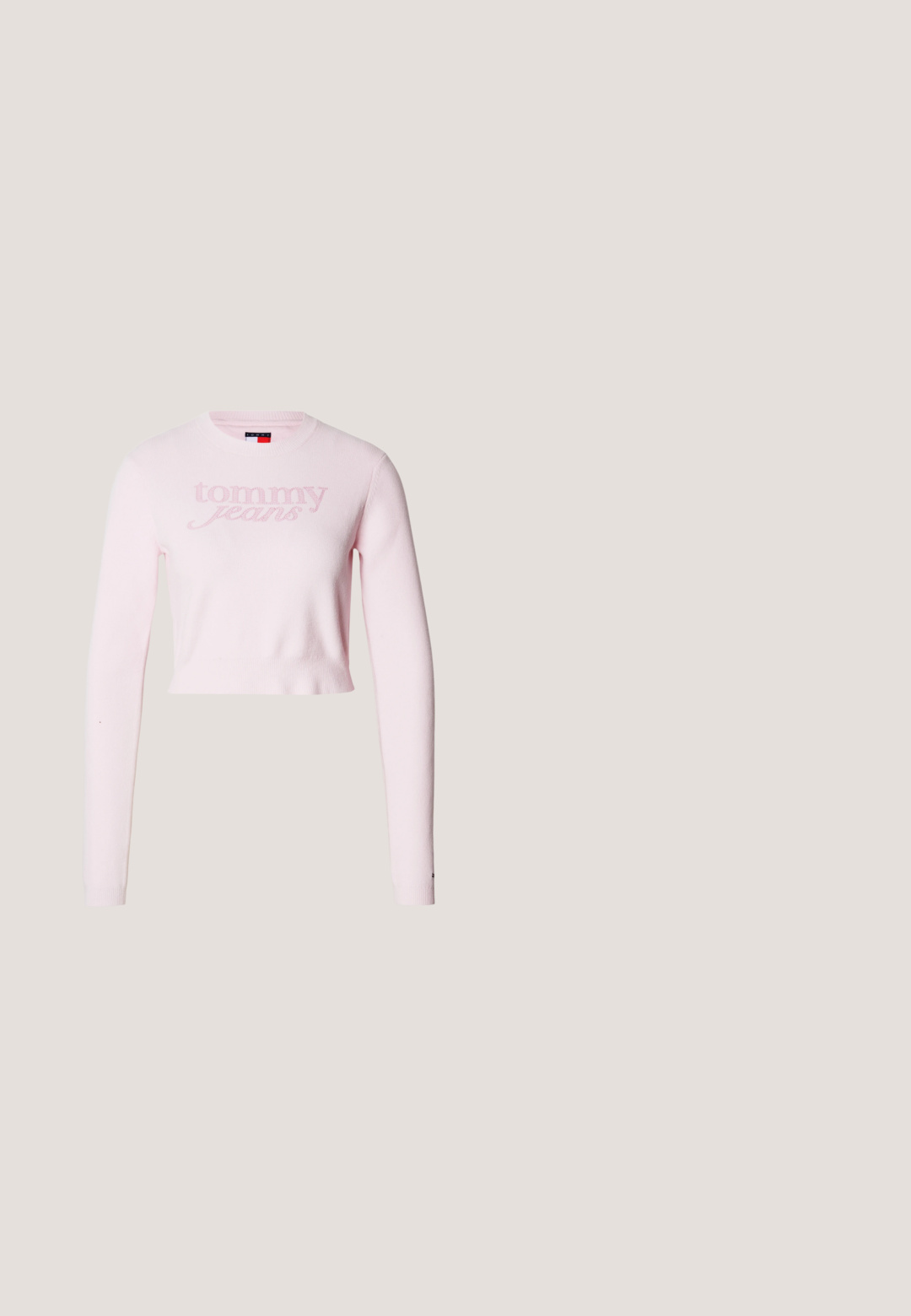 Vaaleanpunainen, lyhyt neulepusero, jossa pitkät hihat ja pyöreä pääntie. Edessä kohokuvioitu "Tommy Jeans" -logo. Pehmeä pinta.; Lyhyt laventelinsinen button-up-paita, jossa on pitkät hihat, terävä kaulus, rintatasku ja hienovarainen logo kirjailtuna taskuun.; Valkoiset pellavahousut, joissa on suora leikkaus, kaksinkertaiset laskokset edessä ja sileä pinta. Ei näkyviä taskuja tai varusteita.; Valkoinen nahkainen loafers-kengät, joissa on paksu musta pohja, esillä suorakaiteen muotoinen hopeinen solki ja näkyvät ompelusaumat päällä.; Musta suorakaiteen muotoinen käsilaukku, jossa valkoinen reunus, hopeanvärinen vetoketju, yksittäinen musta olkahihna ja valkoinen "cK"-logo etuosan keskellä.; Hopea metallinen rannekoru, jossa on kaksi pallomaista yksityiskohtaa kummassakin päässä, sileä pinta, avoin muotoilu ja tyylikäs, minimalistinen muoto.