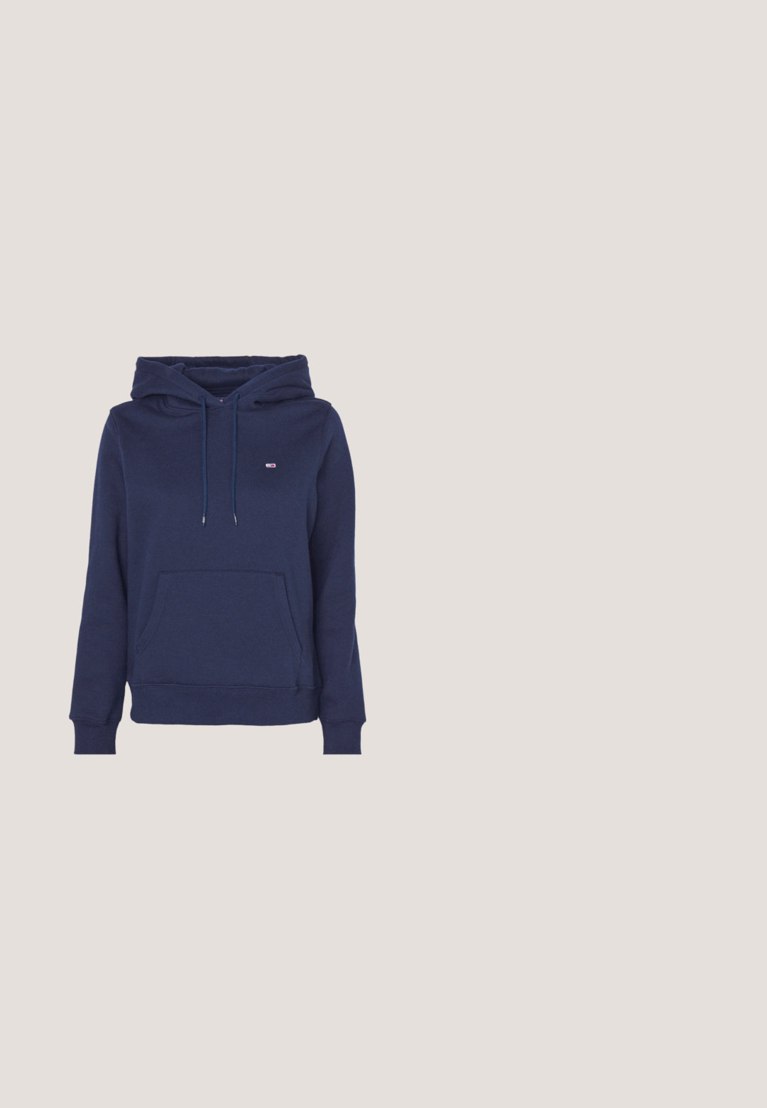 Marineblå hoodie lavet af bomuldsblanding, med en frontlomme, justerbar snøre i hætten og ribbede manchetter og bund.; Sort ribbet tanktop med brede stropper og hvidt broderet "tommy jeans" logo centreret under halsudskæringen.; Bredde ben jeans i mørkeblå denim, med en falmet vask og subtile folder, klassisk fem-lommer design og knaplukning i taljen.; Sorte læder knæhøje støvler med en glat tekstur, kraftige såler og side-lynlåse. Designet har diskrete sømdetaljer.; Kremfarvet rektangulær skuldertaske i læder med justerbar rem og lille gyldent emblem midt foran.; Sølv hængende øreringe med rektangulære og runde klare krystaller i en lodret linje, fastgjort med låsebeslag.