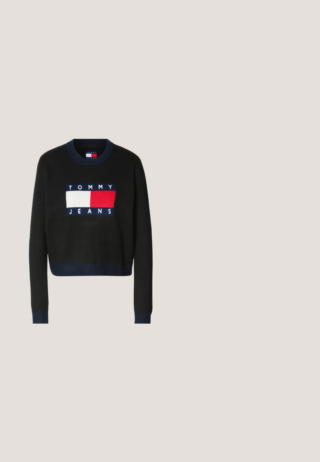 Sort sweater med lange ærmer og rund hals, med et blåt, hvidt og rødt logo mærke, der står "TOMMY JEANS" henover fronten.; Hvid langærmet skjorte med krave lavet af bomuld. Har en knaplukning fortil og en enkelt brystlomme. Glat tekstur, afslappet pasform.; Vide ben mørke denim jeans med en frynset, lys denim kant. Har klassisk fem-lomme stil og metalhardware i taljen.; Sorte læder knæhøje støvler med spids tå, vinklet hæl og glat tekstur. Funktioner en subtil syning langs siden.; Hvid faux læder skuldertaske med en lang rem, der har en magnetisk flap og et logo patch i blå, rød og hvid på fronten.; Sølv hoop ørestik med en poleret overflade, prydet med små guld accenter og en rund form, båret på øreflippen.