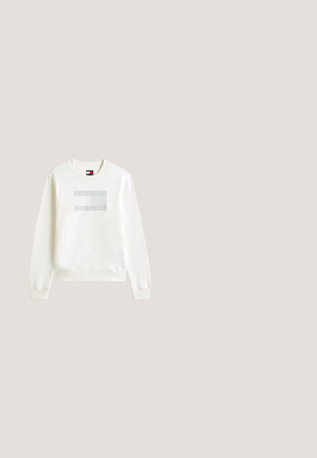 Weißes Sweatshirt aus Baumwolle mit einem grauen rechteckigen Logo mit den Texten "TOMMY" und "JEANS". Rundhalsausschnitt und gerippte Bündchen. Glatte Textur.; Weißes Baumwolltanktop mit quadratischem Ausschnitt und schmalen Trägern. Verfügt über ein kleines, schwarz gesticktes CK-Logo auf der Vorderseite.; Blaue Jeans mit geradem Bein, Fronttaschen, Knopf- und Reißverschluss und einem Lederpatch am Bund.; Schwarze Leder-Stiefelette mit einem eleganten Design, abgerundetem Zehenbereich, strukturiertem Stich an der Oberseite und einem Blockabsatz. Verfügt über einen Reißverschluss und eine Zuglasche.; Hellbraune Ledertasche mit langen Griffen und kleinem Cartoon-Anhänger mit einem Gesicht mit Sonnenbrille, auf weißem Hintergrund.; Goldene sechseckige Creolen mit pinkfarbenen Edelsteinen, Stecker-Verschluss, auf weißem Hintergrund dargestellt.