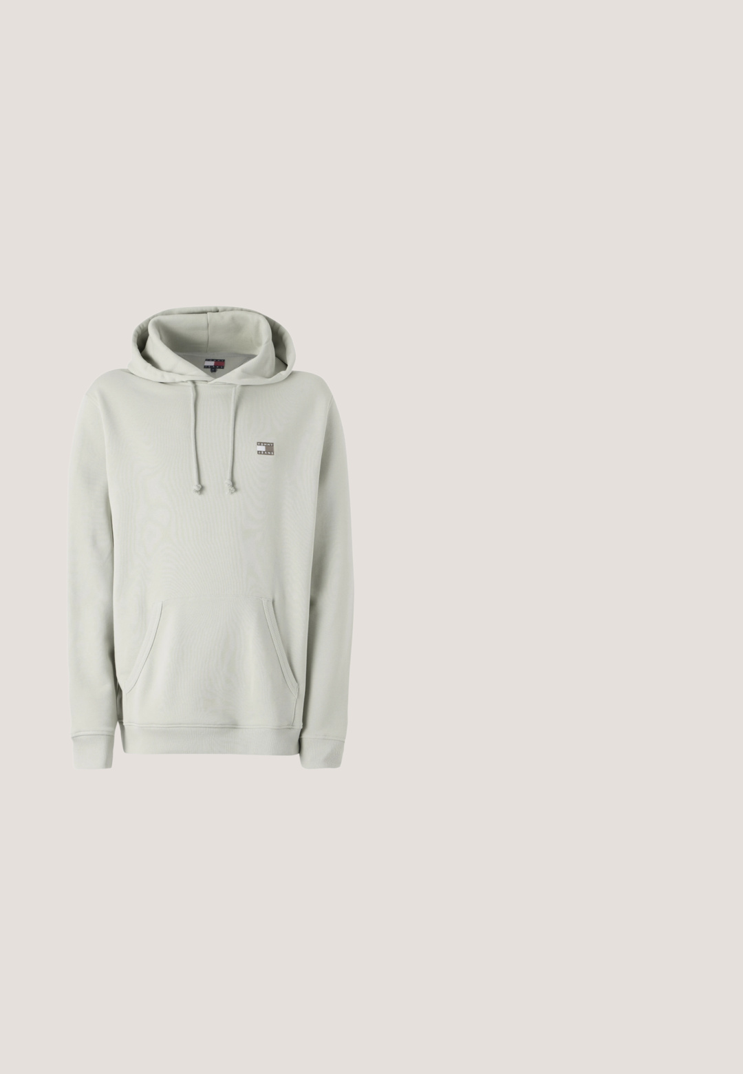 Hellgrauer Hoodie aus weichem Baumwollmischgewebe, mit einer großen Fronttasche, verstellbarem Kapuzenzug und kleinem Logopatch auf der Brust.; Kurzärmliges T-Shirt mit Rundhalsausschnitt, horizontalen grauen und weißen Streifen sowie einem zentralen weißen Calvin Klein Logo.; Graue Baumwollshorts mit einem elastischen Bund, die über eine glatte Textur und seitliche Taschen verfügt. Dezentes Logo-Detail am Saum.; Weiße Ledersneakers mit olivgrünen Schnürsenkeln, rundem Zehenbereich, dezentem Logodetail an der Seite und weißer Gummisohle. Minimalistisches Design.; Beige rechteckige Umhängetasche mit grünem Trageriemen und vorderer Applikation mit der Aufschrift "Calvin Klein New York City" in grünem Text.; Silberfarbener Metallkettenarmreif mit großen Gliedern, ausgestattet mit einem rechteckigen Verschluss, der mit "vergiss deine Wurzeln nicht" graviert ist.