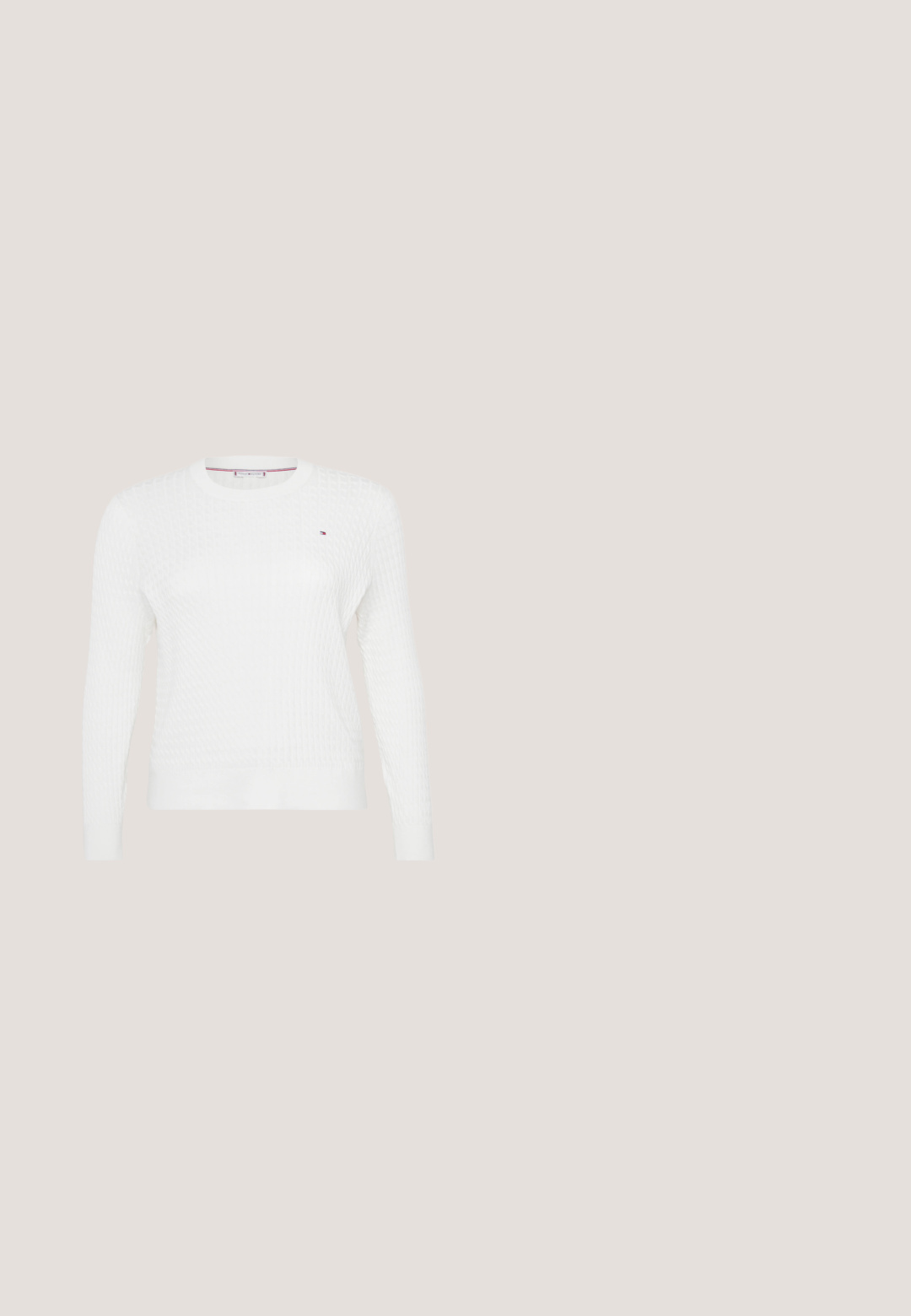 Hvid strikket sweater med et struktureret diamantmønster, rund halsudskæring og lange ærmer. Lille logoaccent på brystet.; Lyseblå kortærmet polo-shirt med krave, fire knapper og lille logo på venstre bryst.; Sorte bukser med høj talje og lige ben med en let udvidelse nederst, vist på en ensfarvet lysegrå baggrund.; Sorte læder ankelstøvler med elastiske sidepaneler, rund tå og chunky gummisål. Har et diskret logo præget på siden.; Call it Spring LOOKOUT - Shopping bags - denim; Et par guldtonede hoops øreringe med en række små krystaller langs den yderste kant, vist på en ensfarvet lys baggrund.