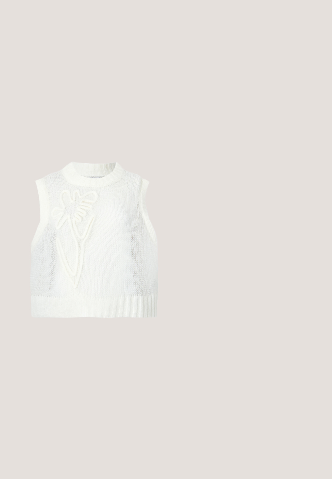 Weißes ärmelloses Stricktop mit erhabenem Blumenmuster auf der Vorderseite sowie geripptem Saum und Ausschnitt.; Beigefarbenes Kurzarmhemd mit Mandarin-Kragen, kastiger Passform und verdeckter Knopfleiste, auf weißem Hintergrund gezeigt.; Rabanne Maxirock - tapestry/navy/burgundy/red/cream; Schwarze offene Slide-Sandale mit offenem Zehenbereich, strukturierter Sohle und minimalistischem Design, seitlich auf einem schlichten hellgrauen Hintergrund betrachtet.; Schwarze rechteckige Sonnenbrille mit dunklen Gläsern und dünnen Bügeln, McQueen-Logo an der Seite, auf einer weißen Oberfläche liegend.; Creolen in Goldoptik mit glatter, glänzender Oberfläche. Abgerundete, längliche Form verleiht moderne Eleganz. Maße nicht angegeben.