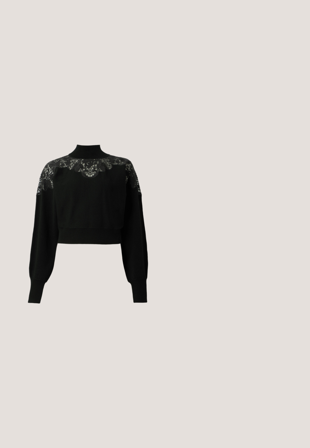 Pull court noir avec col montant, doté de détails en dentelle sur les épaules et de manches longues. Étoffe en tricot doux.; T-shirt noir à manches courtes avec "Versace Jeans Couture" inscrit en texte cursif blanc sur la poitrine et une étiquette assortie de la marque à l'intérieur du col.; Pantalons larges noirs avec une texture lisse, présentant une taille haute et sans fermetures visibles. Design simple et épuré.; Bottines en cuir noir avec texture crocodile, dotées d'une boucle dorée en accent et d'une semelle en caoutchouc épaisse pour la stabilité.; Lunettes de soleil rectangulaires Calvin Klein noires avec verres foncés dégradés et branches fines sur fond blanc.; Sac à main en cuir noir avec un motif de logo en relief, deux poignées supérieures et une bandoulière réglable avec un charme métallique.