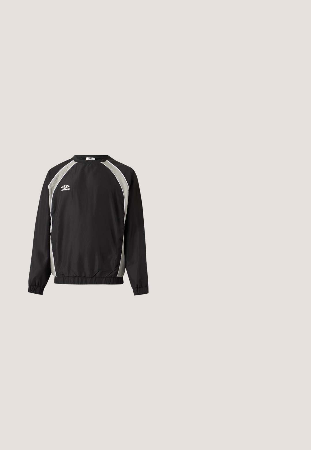 Μαύρο και γκρι αθλητικό φούτερ Umbro με μακρύ μανίκι, ελαστικά μανσέτες και στρίφωμα, λευκό λογότυπο στο στήθος και αντίθετα πλαϊνά πάνελ.; Μπεζ αμάνικη μπλούζα με σκούρες γκρι λεπτομέρειες στους ώμους και μαύρες πλαϊνές πάνελ. Λείος υφασμάτινος χαρακτήρας με στρογγυλή λαιμόκοψη.; Πράσινο-μπλε αθλητικό σορτς με ελαστική μέση, μαύρες πλαϊνές λωρίδες και ανακλαστικό λογότυπο Nike στην κάτω δεξιά πλευρά του ποδιού.; Γκρι αθλητικό παπούτσι με πράσινη ζώνη και σόλα, από υλικό με υφή και τρυπητές λεπτομέρειες για αναπνοή.; Γυαλιά ηλίου με διάφανο σκελετό, σκούρους ορθογώνιους φακούς και μαύρες λεπτομέρειες με λογότυπο στα πλαϊνά, τοποθετημένα σε λευκή επιφάνεια.; Μαύρη τσάντα Lacoste τύπου duffle με διπλές λαβές, ιμάντα ώμου και λευκό σημάδι λογότυπου στο μπροστινό μέρος, τοποθετημένη σε απλό ανοιχτό φόντο.
