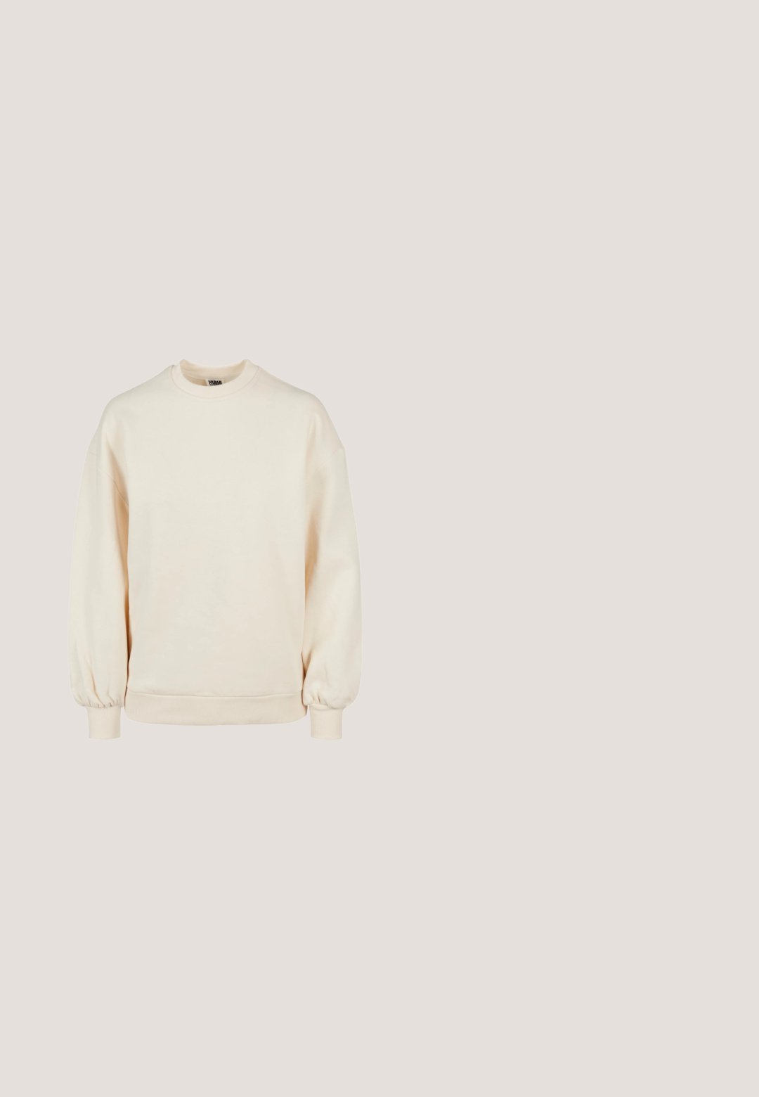 Cremefarvet sweatshirt med rund hals, oversized pasform og sammenkrøllede manchetter. Fremstillet af glat stof med en blød tekstur.; Beige knap-up skjorte med krave, lange ærmer og to brystlommer. Har broderet logo og en glat, blød tekstur.; Lyseblå jeans med vide ben, fem lommer, bæltestropper, knaplukning og diskret farvefade på forreste lår og knæ.; Hvid lavtop sneaker med hvide snørebånd og gummisål vist fra siden på en neutral baggrund.; Beige lærredsnettaske med to sæt håndtag, enkelt design og diskret præget "SAMSOE SAMSOE" mærke foran.; Brunt læderbælte rullet sammen med et bredt gyldent trekantet spænde og syede kanter på en lys baggrund.