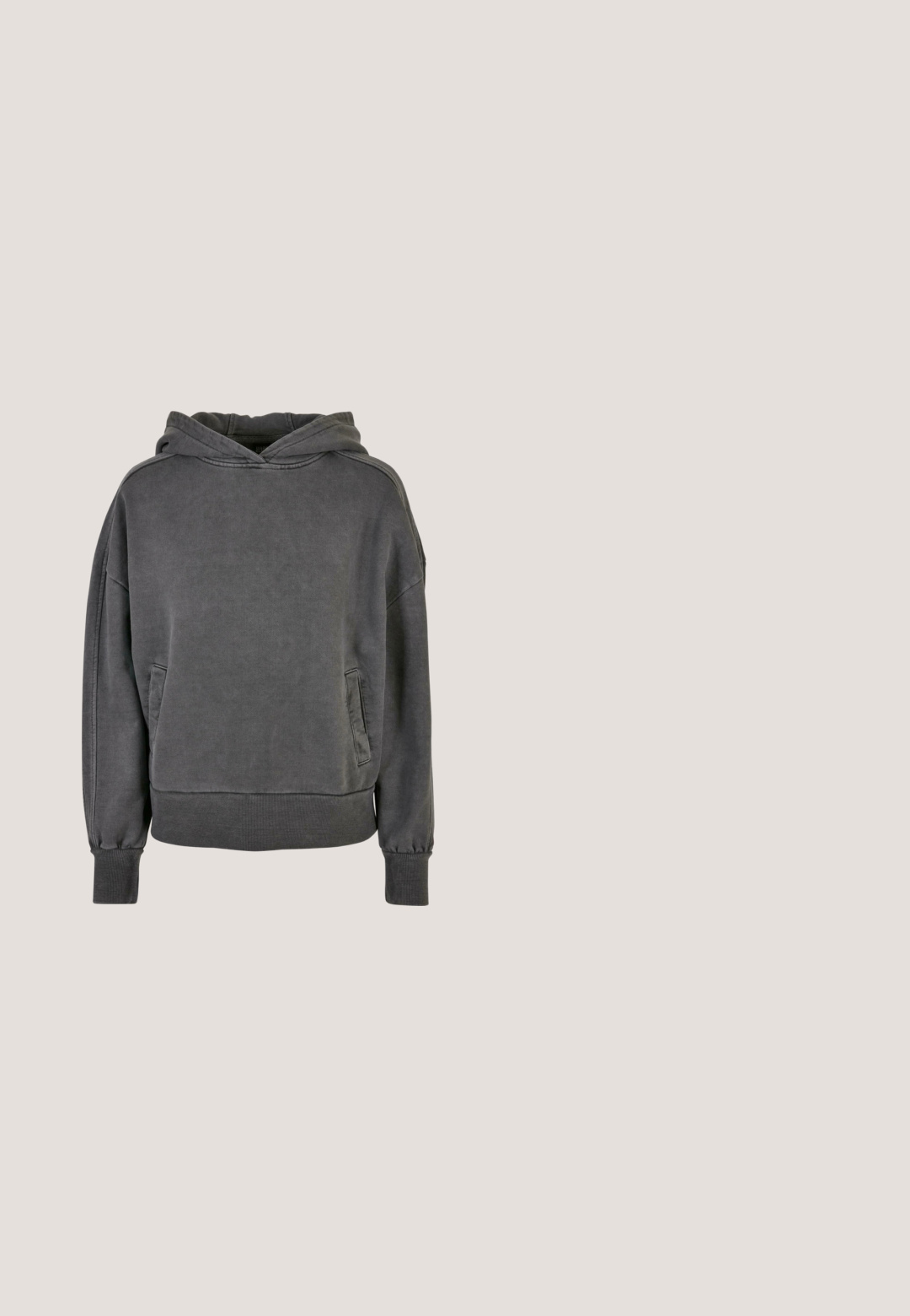Grå hættetrøje lavet af blødt stof, med en kængurulomme, ribbede ærmer og søm. Enkel, afslappet design med en stor hætte.; Brun ruskind langærmet skjortejakke med knaplukning foran og to klaplommer på brystet.; Bredde ben grå jeans lavet af denim, med subtil falmning, fem-lomme design, bæltestropper og en knaplukning i taljen.; Brune læder ankelstøvler med snørebånd, rund tå, gummisål og en trækstrop bagpå; har brune øjetter og syninger.; Vivisence 7017 BEANIE AND SCARF SET - Tubehalstørklæder - beige; Brun skuldertaske i ruskind med en enkelt justerbar rem og minimalistisk design, vist mod en hvid baggrund.