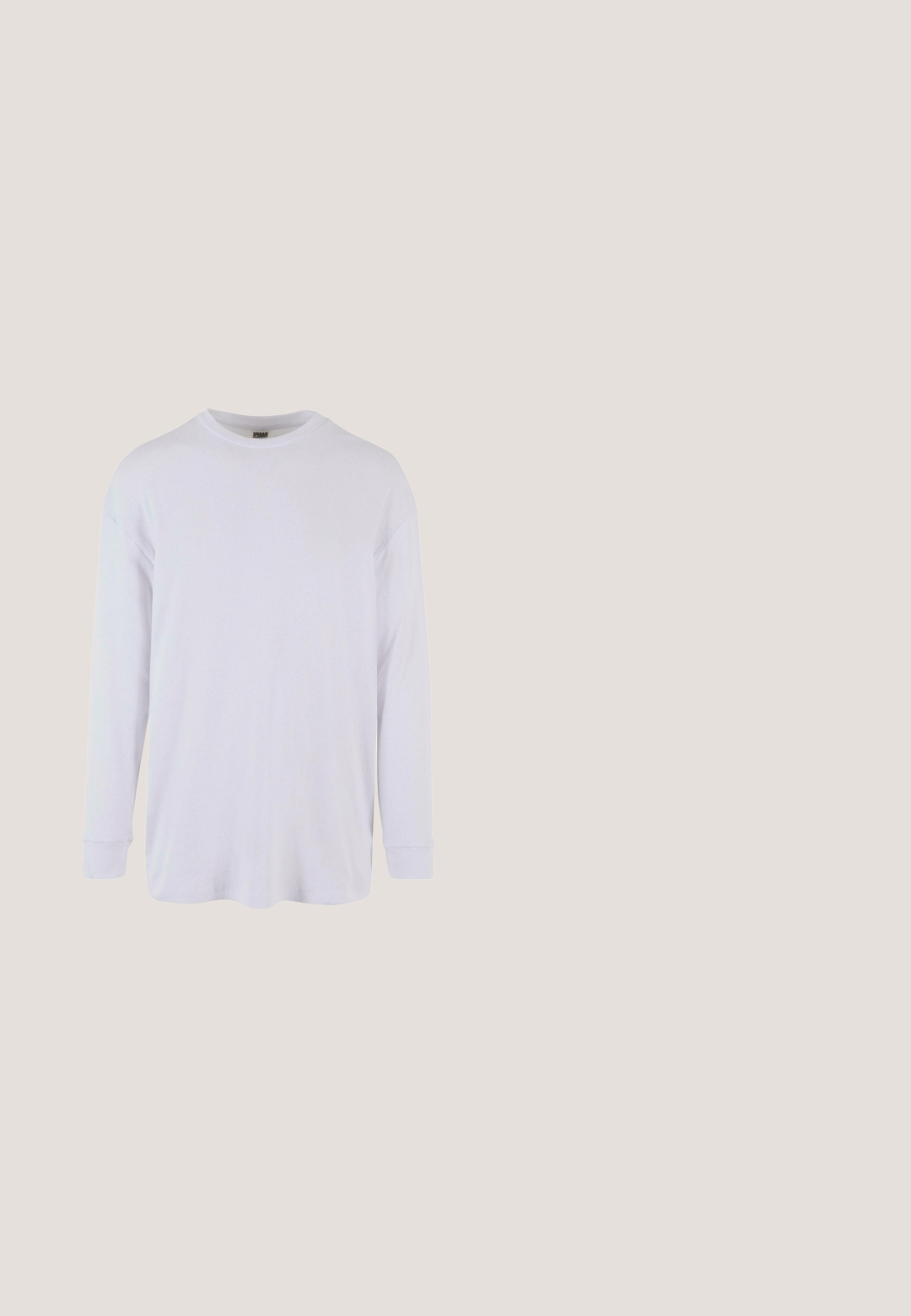 Langarmshirt in Weiß, aus einem weichen Baumwollgemisch. Mit einem Rundhals und gerippten Bündchen, in lockerer Passform und ohne Muster.; Beige Kurzarm-Hemd mit Knopfleiste, Camp-Kragen und sichtbaren Nähten, flach auf weißem Hintergrund liegend.; Hellblau Damen-Denim-Shorts mit geradem Schnitt, fünf Taschen, subtiler Ausbleichung und einem markierten Bundetikett. Aus Baumwollmaterial mit klassischer Naht.; Dunkelbraune Herrensandale mit gewebten, gekreuzten Lederriemen und schwarzer Sohle auf weißem Hintergrund.; Runde Sonnenbrillen mit einem Schildpattmuster-Rahmen, schwarzen Gläsern und einer matten Oberfläche. Verfügt über ein Markenlogo an den Bügeln.; Leinene Tragetasche in Off-White, mit kurzen Henkel und dem aufgedruckten Text "LES DEUX" in fetten schwarzen Buchstaben. Strapazfähiges, schlichtes Design.