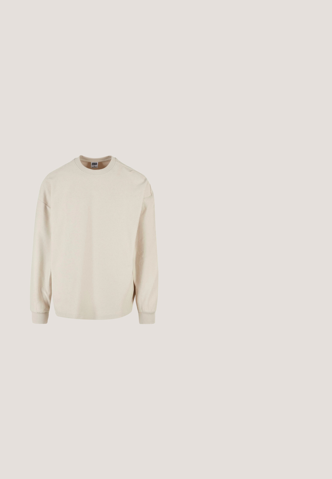 Beige geribbelde sweatshirt met lange mouwen en een ronde halslijn, met verlaagde schouders en geribbelde manchetten. Zachte textuur en een ontspannen pasvorm.; Beige linnnen overhemd met korte mouwen, knopen aan de voorkant, één borstzak en een klassieke kraag, plat gelegd op een witte achtergrond.; Lichtblauwe denimshorts met een recht ontwerp hebben vijf zakken, een ritsvlieg en een licht vervaagde textuur.; Witte canvas sneakers met een rubberen zool, voorzien van zes oogjes, een gestructureerde neuskap en een minimalistisch ontwerp.; Ray-Ban zonnebrillen met groene lenzen, zwarte plastic monturen en gouden accenten aan de randen. Vierkante vorm met een matte afwerking.; Beige canvas tas met twee handvatten en een voorvak, "LES DEUX" geborduurd op het vak.