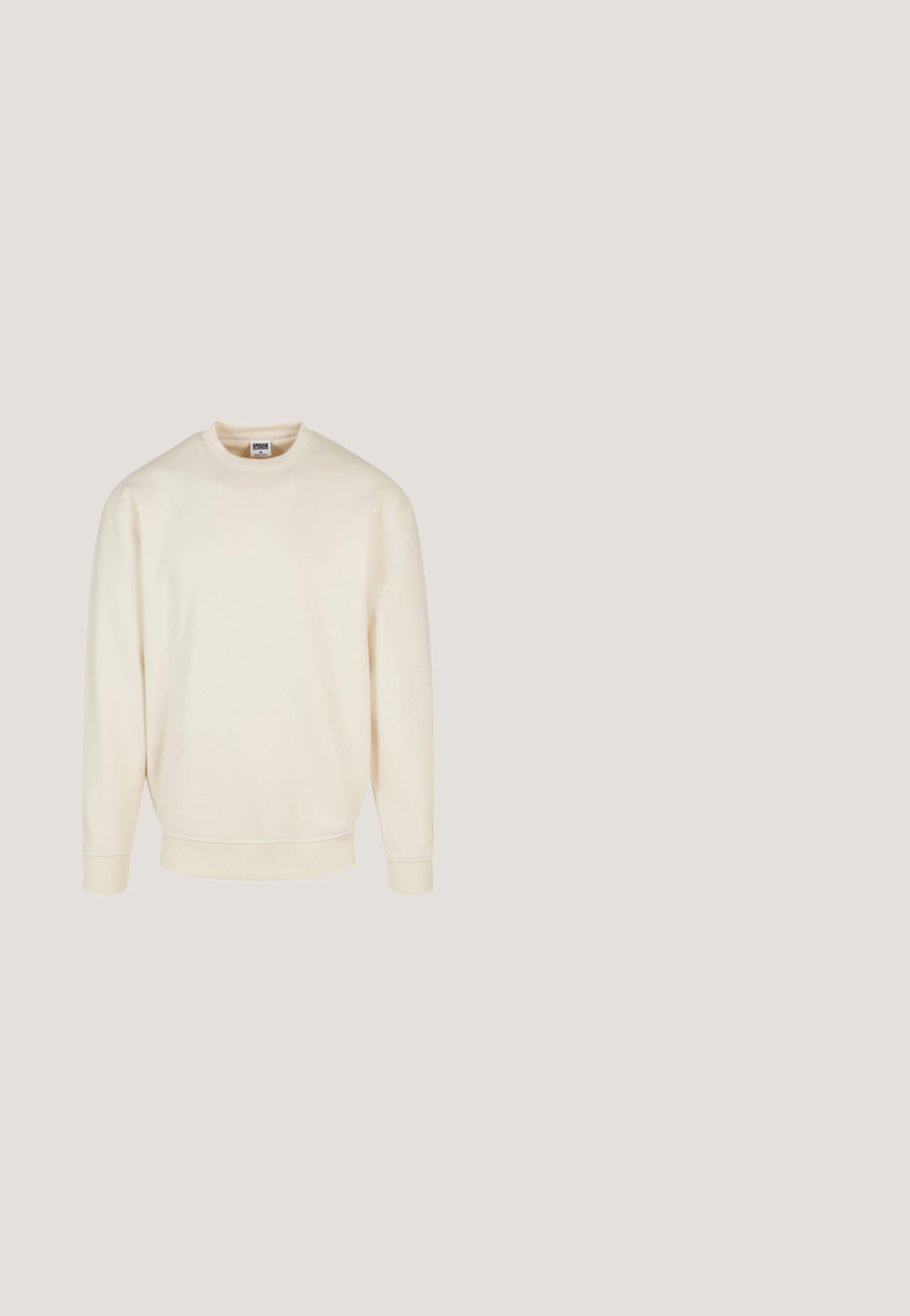 Crème kleurige sweatshirt met een geribde halslijn en boorden. Heeft een losse pasvorm, zachte textuur en geen zichtbare patronen of graphics.; Beige overhemd met lange mouwen, knopen, een kraag en één borstzak, gemaakt van stevig stof.; Beige rechte pijpen chinos met riemlussen, voorkant met knoop en rits sluiting, en schuine voorzakken.; Witte canvas sneakers met een rubberen zool, vetersluiting en een klein logolabel aan de zijkant. Gewreven wit bovenwerk en een bruine zool.; Beige katoenen tote bag met twee stevige handvatten. Beschikt over zwarte bedrukte tekst: "Les Deux International Community & Sporting Goods."; Bruine leren riem opgerold met een zilveren gesp waarop "JACK & JONES" is gegraveerd, op een witte achtergrond.