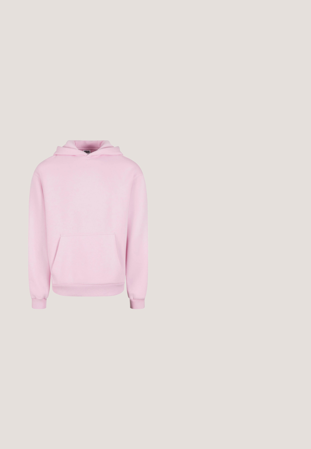Lichtroze hoodie van zacht materiaal. Heeft een voorzak, een capuchon met trekkoord en geribbelde mouwen voor een snug fit. Eenvoudig ontwerp.; Mouwloos roze denim vest met knopen aan de voorkant, twee borstzakken met klep en knopen, en steekzakken aan de zijkant.; Lichtroze sweatpants van gladde katoenstof. Heeft een elastische tailleband en een rechte, relaxte pasvorm. Geen zichtbare zakken of patronen.; Witte en beige lage sneaker met rode accenten, meshpanelen, witte veters en een bruine zool, vanaf de zijkant getoond.; Rechthoekige randloze zonnebril met roze glazen, dunne zilveren metalen pootjes en zwarte kunststof pootuiteinden.; Bordeauxrode en bruine cilindervormige duffelbag met wit gestreepte hengsels en "GUESS EST. 1981" gedrukt op het voorvak.