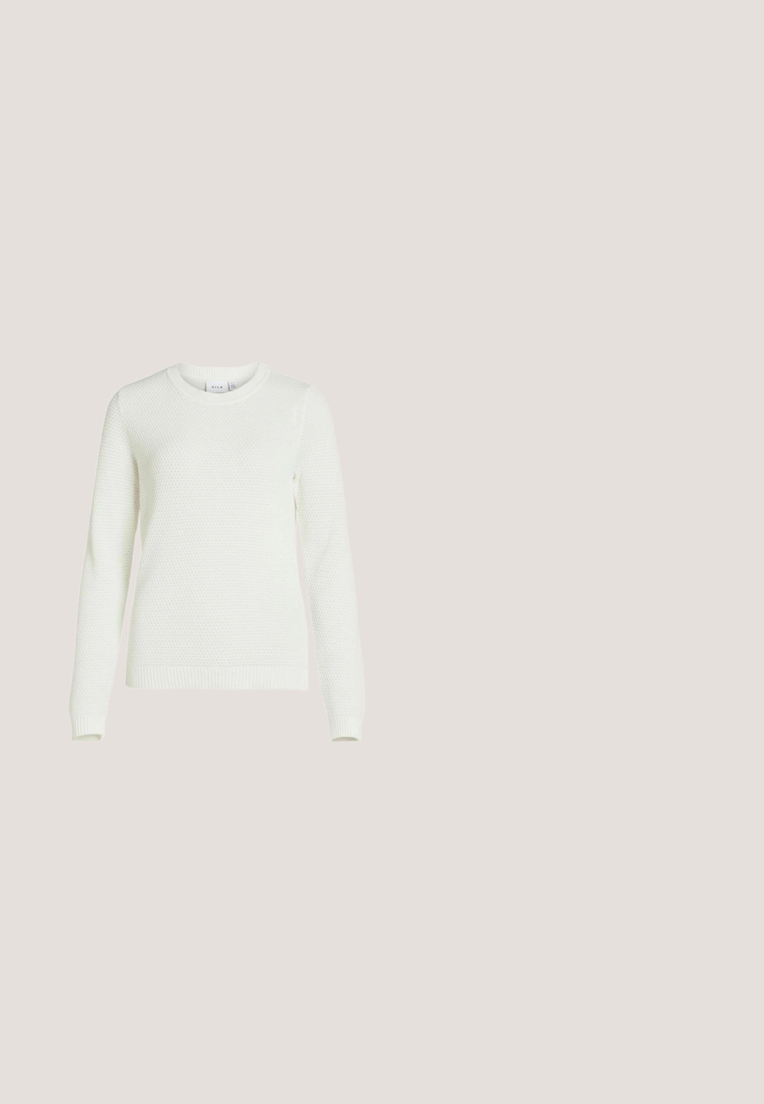 Suéter de punto blanco con un patrón texturizado, cuello redondo y puños y dobladillo de canalé. La tela parece suave y gruesa.; Camisa de lino blanca de manga corta con botones, con cuello clásico y puños remangados, que presenta una textura sutil y un ajuste relajado.; Pantalones de lino en beige claro con cintura elástica y cordón, que presentan un corte relajado y diseño de pierna recta.; Sanda de cuero marrón con un diseño de múltiples correas, hebilla en el tobillo y suela plana. Presenta una textura suave y un estilo minimalista.; Bolsa tote beige de paja tejida con dos asas de cuero marrón claro y un monograma bordado sutil en el centro delantero.; Cinturón trenzado de cuero color marrón claro con hebilla de latón y logotipo de Calvin Klein en el lazo, enrollado sobre un fondo blanco.