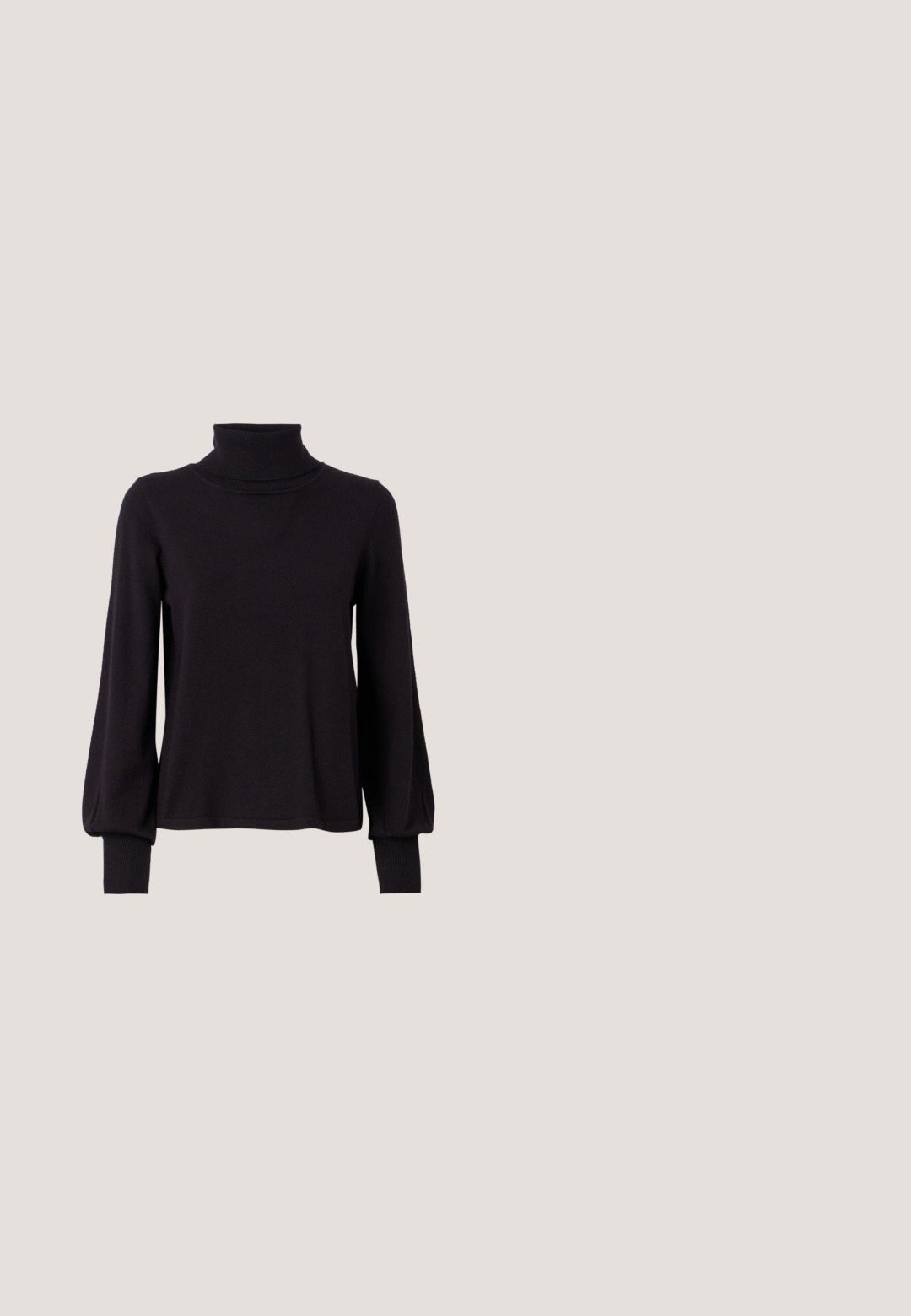 VILA VIAMANDA TURTLE NECK  - Džemper - black; Mustad mustad teksased, millel on siledat denimi tekstuur, soonilised detailid põlvede piirkonnas ja lukuga sääreotsad, et saavutada läikiv disain.; Mustast lakknahast slingback-king madala plokksandaali ja õhukese rihmaga, millel on peal hõbedane pandlaga kinnis.; Mustad mustad prillid selgete läätsedega, ringikujuliste servade ja külgaktsentidega, läikiva viimistlusega raami ja kätega.; Mustmust mustkott mustrihmaga ülaosa disainiga, millel on kaks lühikest käepidet ja pikk reguleeritav rihm. Sile tekstuur, ümar kuju.; Hõbedast keerisega rõngaskõrvarõngaste paar, millel on sile ja ümar disain tavalisel valgel taustal.