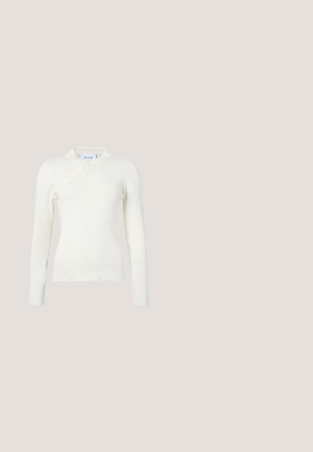 Weißer Langarmpullover mit hohem Kragen, der eine gerippte Textur und dekorative Knöpfe entlang der Seitennaht aufweist.; Blau-weiß gestreiftes Kurzarmhemd mit Kragen, im kastigen Schnitt und Knopfdetails entlang der Mitte. Glatte Stofftextur.; Blaue, weit geschnittene Hosen mit einer glatten, glänzenden Textur und einem elastischen Bund. Keine sichtbaren Muster oder Akzente. Standardpassform mit geraden Beinen.; Schwarzer Lederloafer mit dekorativem goldfarbenem Beschlag, Ziernähten, leicht spitz zulaufender Schuhspitze und einer flachen, minimalistischen Sohle.; Rote, glänzende Lederhandtasche mit Krokodilprägung, abnehmbarem schwarzem Riemen und silbernem Metallnamensschild, rechteckige Form.; Metallkreisohrringe mit einer geschwungenen Form, die über eine polierte Silberoberfläche und dünne schwarze Akzentlinien verfügen. Mit Steckverschluss zum Befestigen.