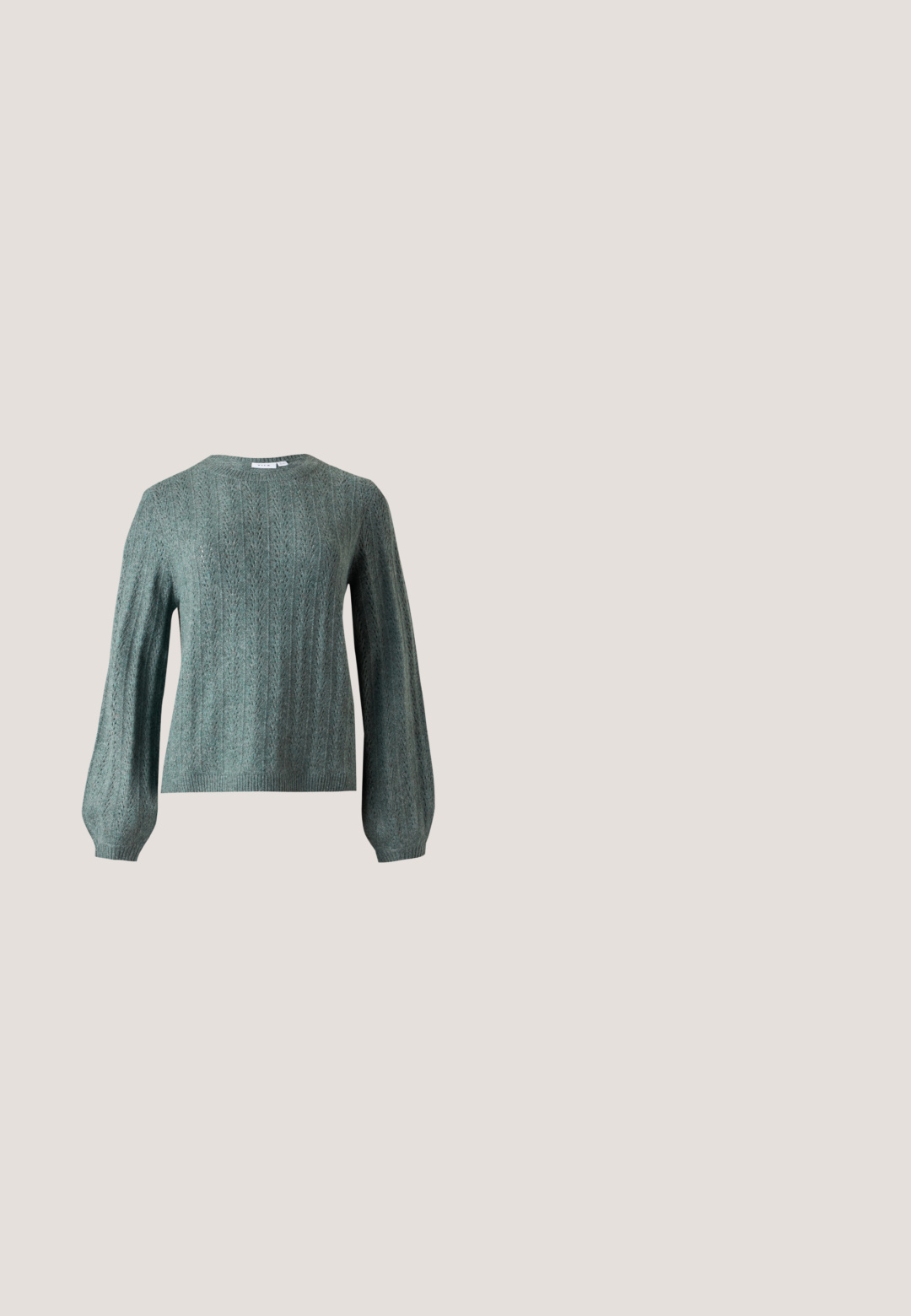 Grøn strikket sweater med lange, let oppustede ærmer og ribstrikket rund halsudskæring og kant.; Skåret grå corduroy skjorte med lange ærmer, to brystlommer og en spids krave. Stoffet har et subtilt tekstureret mønster.; Lysgrønne bredde benbukser med en glat tekstur, snor i livet og plisser foran.; Lysgrønne sneakers med en textured gråbrun detalje, hvide snørebånd og en ribbet elfenbensfarvet sål, båret med hvide sokker. Flad, lavtop design.; Grøn faux læder håndtaske med et snoet håndtag, guldfarvet hardware og en aftagelig rem. Rundet form med en glat tekstur og sømdetaljer.; To armbånd på hvid overflade: et med hvide perler og guldlås, et andet i guldkæde med grøn bånd samt vedhæng formet som hjerte og charms.