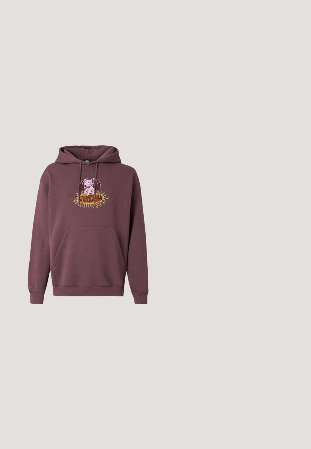 Sweat à capuche bordeaux avec une poche avant, présentant un graphisme coloré imprimé d'un personnage et le texte "Volcom". Confectionné en tissu doux.; Chemise à boutons à motif camouflage dans les tons marron et beige, avec une poche poitrine et une étiquette de logo brodée sur le côté gauche.; Short coloré avec un décor désertique comprenant des cow-boys à cheval, des cactus, des lézards, des grenouilles et une rivière bleue sinueuse sous une ceinture noire.; Chaussures en cuir bourgogne avec semelles en caoutchouc marron, bout rond, couture blanche et œillets dorés. L'intérieur présente une doublure jaune.; Lunettes de soleil à monture noire avec un design enveloppant et des verres orange miroir, posées sur un fond clair uni.; Sacoche en tissu marron avec deux poches zippées, des sangles réglables et un patch logo sur le devant. Texture lisse, forme rectangulaire.