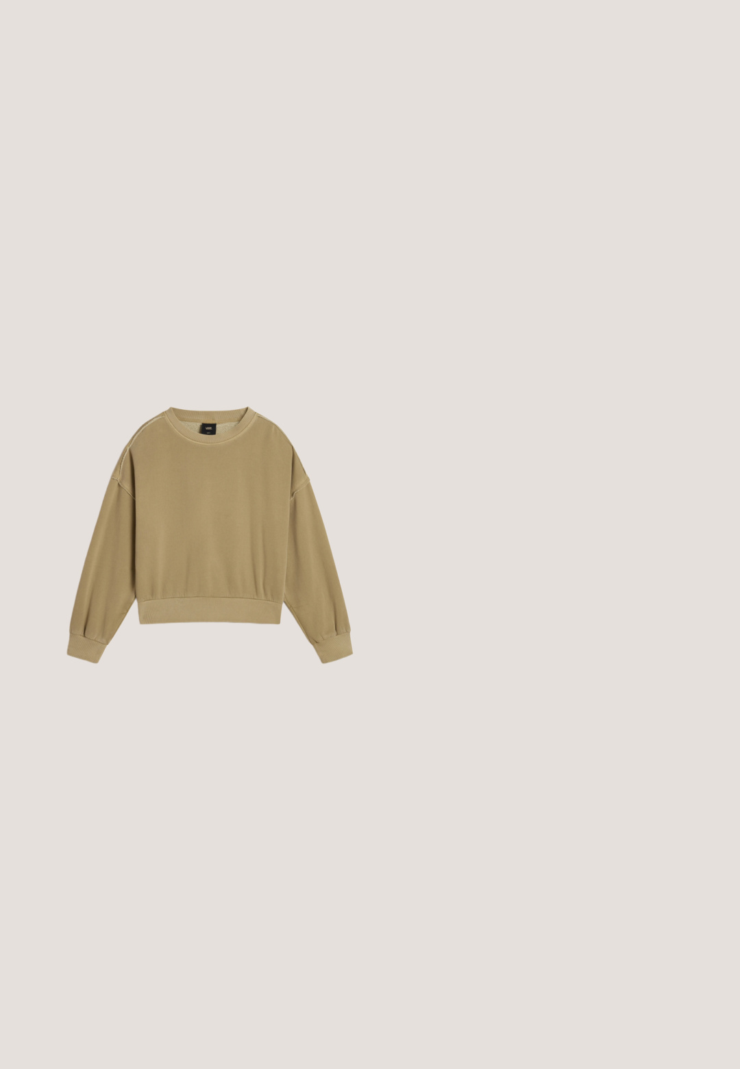 Sudadera de punto color caqui con cuello redondo, costuras de hombro caídas, puños acanalados y un diseño corto. Material suave de mezcla de algodón.; Overol de mezclilla en un tono beige claro, con un bolsillo cuadrado, tirantes ajustables, botones de presión en el lateral y corte de pierna ancha.; Zapatilla tejida en beige y marrón con tres rayas y cordones blancos, flotando sobre un bordillo de hormigón con escaleras al fondo.; Gafas de sol de carey con montura rectangular, lentes marrones y brazos texturizados. Presenta el logotipo de la marca grabado en el brazo.; Bolso de color crema con un tejido suave y texturizado, que cuenta con un asa acolchada y cierre con cremallera. Logo sutil en relieve en la parte frontal.; Collar de cuentas blancas con tres hilos, acentos dorados y pequeños colgantes de conchas doradas, con un cierre de cadena ajustable de oro.