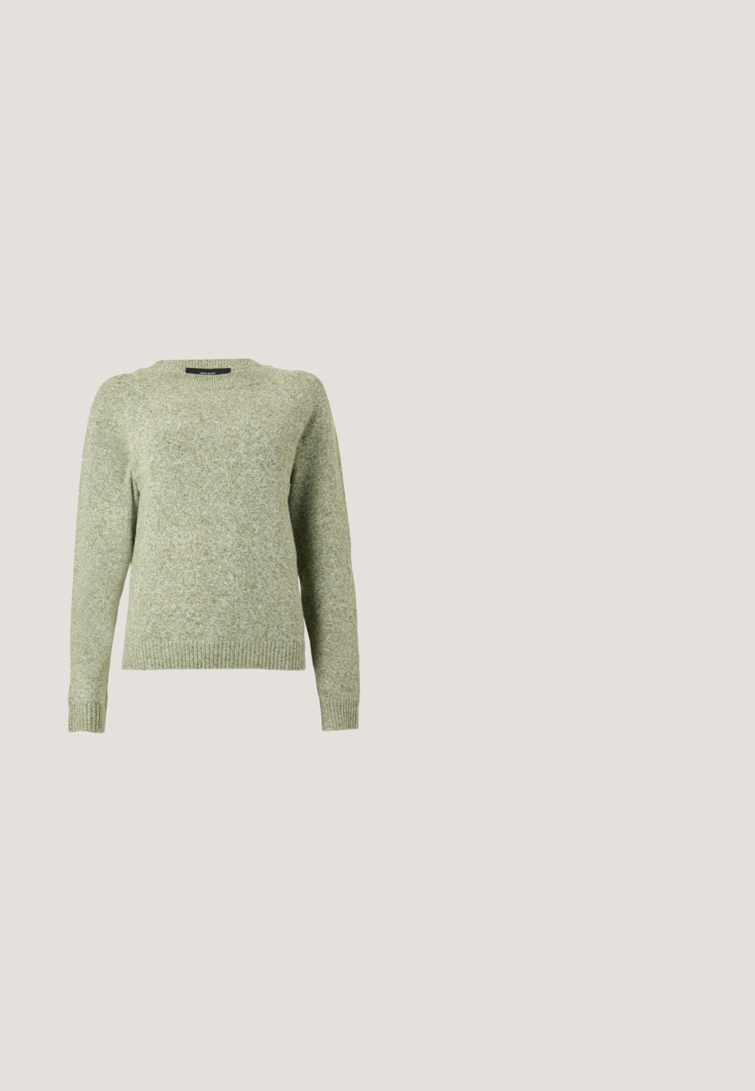 Lysegrøn strikket sweater med rund hals, lange ærmer og ribkant ved ærmer og kant, vist mod en ensfarvet baggrund.; Lys blå denimskjorte med korte ærmer, der har to forlommer og er pyntet med små sølvnitter overalt.; Blå vidde-benet denim jeans med frontknap og lynlås, forlommer og bæltestropper, vist fladt mod en lys baggrund.; Sorte flade sko med spidse tæer, der har et tekstureret stofoverdel og en læder ankelrem med en guldbuckle. Design med lav hæl.; Beige og sort zebra print skuldertaske med buet bund og enkelt sort håndtag, fotograferet mod en ensfarvet hvid baggrund.; Armbånd i sølvtone med kædedesign, prydet med hjerteformede charms med indgraveret tekst og en charm dekoreret med rhinsten.