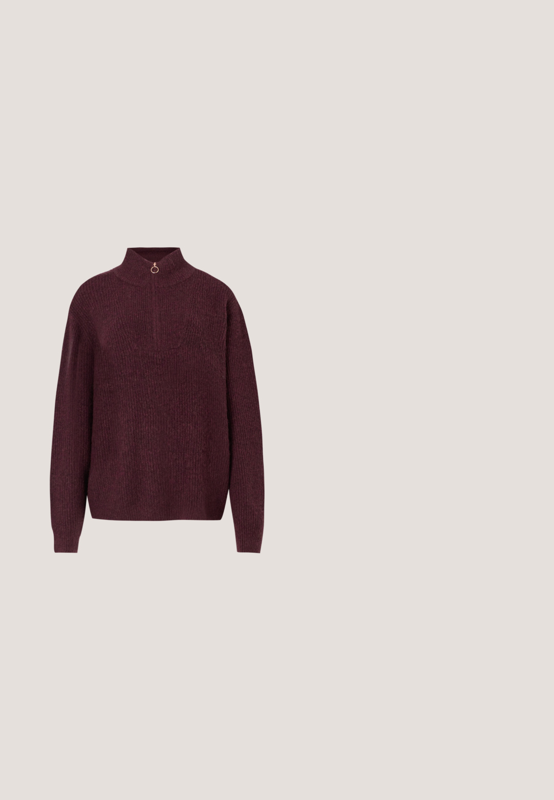 Sweater de punto burdeos con un alto cuello, que presenta un medio cierre con un tirador circular, textura acanalada y mangas largas y ajustadas.; Camisa marrón oscuro con cuello alto, mangas largas, dos bolsillos en el pecho y cierre de botones. Hecha de un tejido suave, de corte entallado.; Pantalones anchos de velour marrón con cintura elástica y bolsillos laterales, diseñados para uso casual.; Zapato de tacón alto de charol marrón oscuro con puntera puntiaguda y pequeño lazo decorativo en la parte delantera, mostrado de perfil sobre fondo blanco.; Bolso burdeos hecho de material brillante, de forma rectangular, con dos asas para el hombro y sutiles acentos curvados en la parte frontal.; Pendientes de resina de color púrpura oscuro en forma de lunas crecientes, con detalles de metal plateado y cierres traseros de plástico transparente para una sujeción segura.