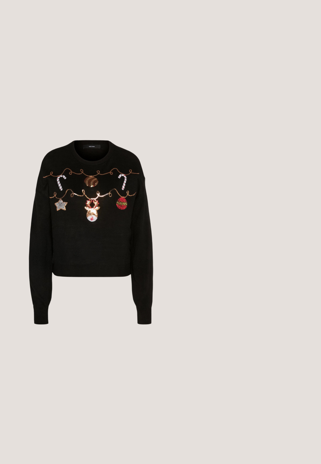 Schwarzer, verkürzter Pullover mit festlicher Bestickung, darunter ein Rentier, Ornamente, Zuckerstangen und ein Stern vor einem strukturierten Hintergrund.; Noisy May Tall NMANDY MONI PU HW ANKLE PANTS TALL - Stoffhose - black; ONLY SHOES ONLDOJA - Plateaustiefel - black; Schwarze Sonnenbrille mit grauen Gläsern, versehen mit einem Rastermuster aus kleinen metallischen Strasssteinen entlang der Fassung. Glatte Oberfläche, kantiges Design.; Schwarze Umhängetasche mit strukturiertem Oberflächen, glänzenden Akzenten, zwei Reißverschlusstaschen und einer abnehmbaren kleinen Tasche mit Kettenriemen.; Silberne Creolen mit minimalistischem Design. Rundform, glatte Oberfläche und dünnes Profil. Leichtgewichtig mit hochglänzender Oberfläche.