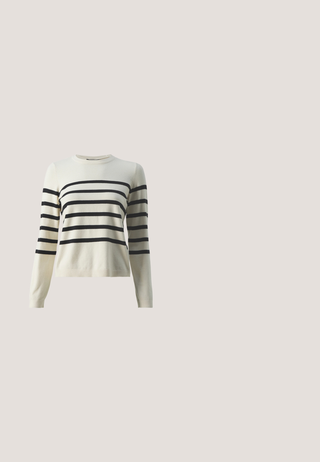 Cremefarvet sweater med sorte vandrette striber, rund hals og lange ærmer. Lavet af blødt strikket materiale med ribbede kantdetaljer.; Cremefarvet strikket ærmeløs sweater med dyb V-hals, ribbet tekstur ved halsudskæringen og kanten, med et label i midten bagpå.; Mørkegrå maxi-nederdel lavet af blødt, strækbart stof. Har en høj talje og en svævende design med diskrete sidesømme for form.; Sorte læder Mary Jane flad sko med rund tå, justerbar rem og lille sølvspænde detalje, med lav hæl og glat overflade.; Hvid læder skuldertaske med guld-tonet lås, sort kant og en tynd rem. Har en rektangulær form og et minimalistisk design.; Sølv hoop ørestik med en poleret overflade, prydet med små guld accenter og en rund form, båret på øreflippen.