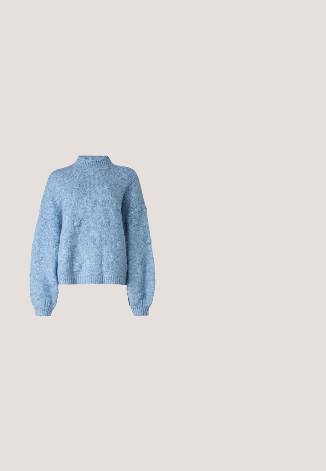 Vero Moda Knitted VMGAIL Knitted - Jersey de punto - allure; Falda lápiz de mezclilla en azul claro con corte recto, cierre de botones en la parte delantera y un ligero desgaste. El dobladillo queda justo por encima de la rodilla.; Bota negra de cuero hasta media pantorrilla con cuatro hebillas metálicas ajustables y un tacón bajo en bloque sobre fondo blanco.; Gafas de sol negras en forma de ojo de gato con un acabado mate, que presentan lentes ahumados grises, ángulos pronunciados y brazos laterales elegantes. Nombre de la marca visible en el interior del brazo.; Bolso hobo de cuero negro con una textura suave y brillante y un diseño de parte superior redondeada y abierta. Cuenta con una amplia correa curvada para llevar. Sin hardware visible.; Pendientes de aro plateados con un diseño minimalista. Forma circular, textura suave y perfil delgado. Livianos con un acabado pulido.
