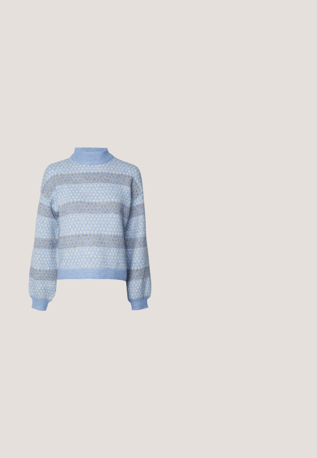 Lichtblauwe trui met hoge hals, waaronder een diamantpatroon in donkerdere tinten blauw en bruin, en elastische manchetten en zoom.; Lichtroze T-shirt met korte mouwen, ronde halslijn en gerimpelde zijdetails. Gemaakt van zachte, lichte stof.; Zwarte shorts met een trekkoord aan de taille, met contrasterende lichtpaarse bloem- en bladpatronen op een effen achtergrond.; Lichtblauwe en beige sportschoen met gumzool, meshpanelen, suède overlays en vetersluiting, getoond in zijaanzicht op een witte achtergrond.; Zwarte geweven handtas met een gouden kettingriem en zwarte leren trekkoorden op een witte achtergrond.; Gouden armband met afwisselend roze, paarse en heldere edelstenen, een gouden sluiting en een verstelbare ketting met een klein rond hangertje.