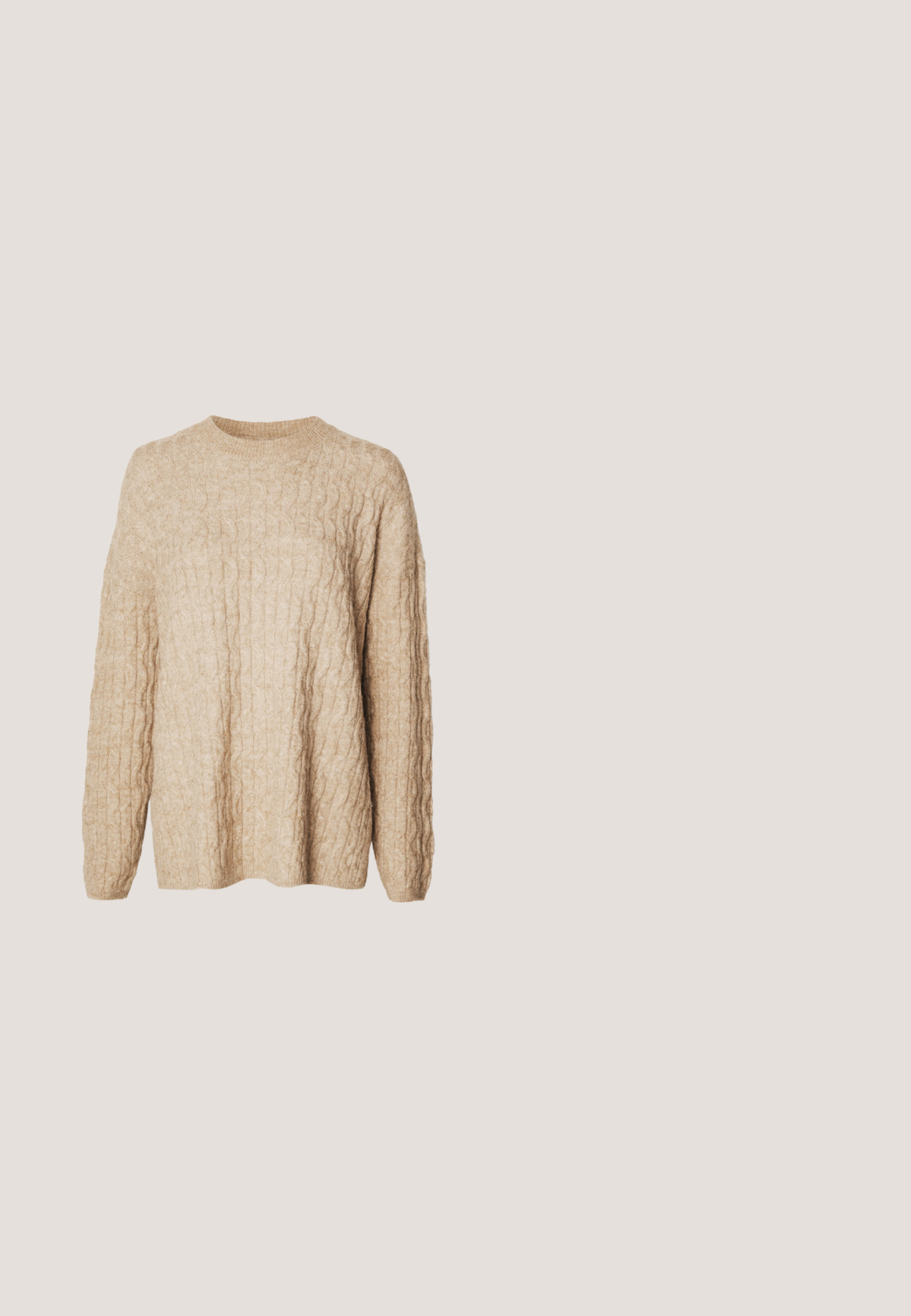 Beige Strickpullover mit strukturiertem Zopfmuster, rundem Ausschnitt und langen Ärmeln. Der Stoff wirkt weich und voluminös.; Dunkelgrauem Leinenhemd mit Kragen, langen Ärmeln und braunen Knöpfen entlang der Vorderseite, das eine lockere Passform und eine glatte Textur aufweist.; Beige weit geschnittene Hosen mit hohem Taillenbund, ausgestattet mit Vorderfalten und einem glatten, strukturierten Baumwollstoff.; Weiße Leder-Sneaker mit einem Low-Top-Design, flachen Schnürsenkeln, runder Zehenform und strukturierten Seiten. Dicke Gummisohle mit dezenten Akzenten.; Braune Wildleder-Umhängetasche mit einem einzelnen Träger und einem Reißverschluss oben, präsentiert vor einem schlichten weißen Hintergrund.; Silberne Creolen mit glänzender Oberfläche, die eine kreisrunde Form haben und mit einem schwenkbaren Verschluss ausgestattet sind. Glatte Textur mit minimalen Details.