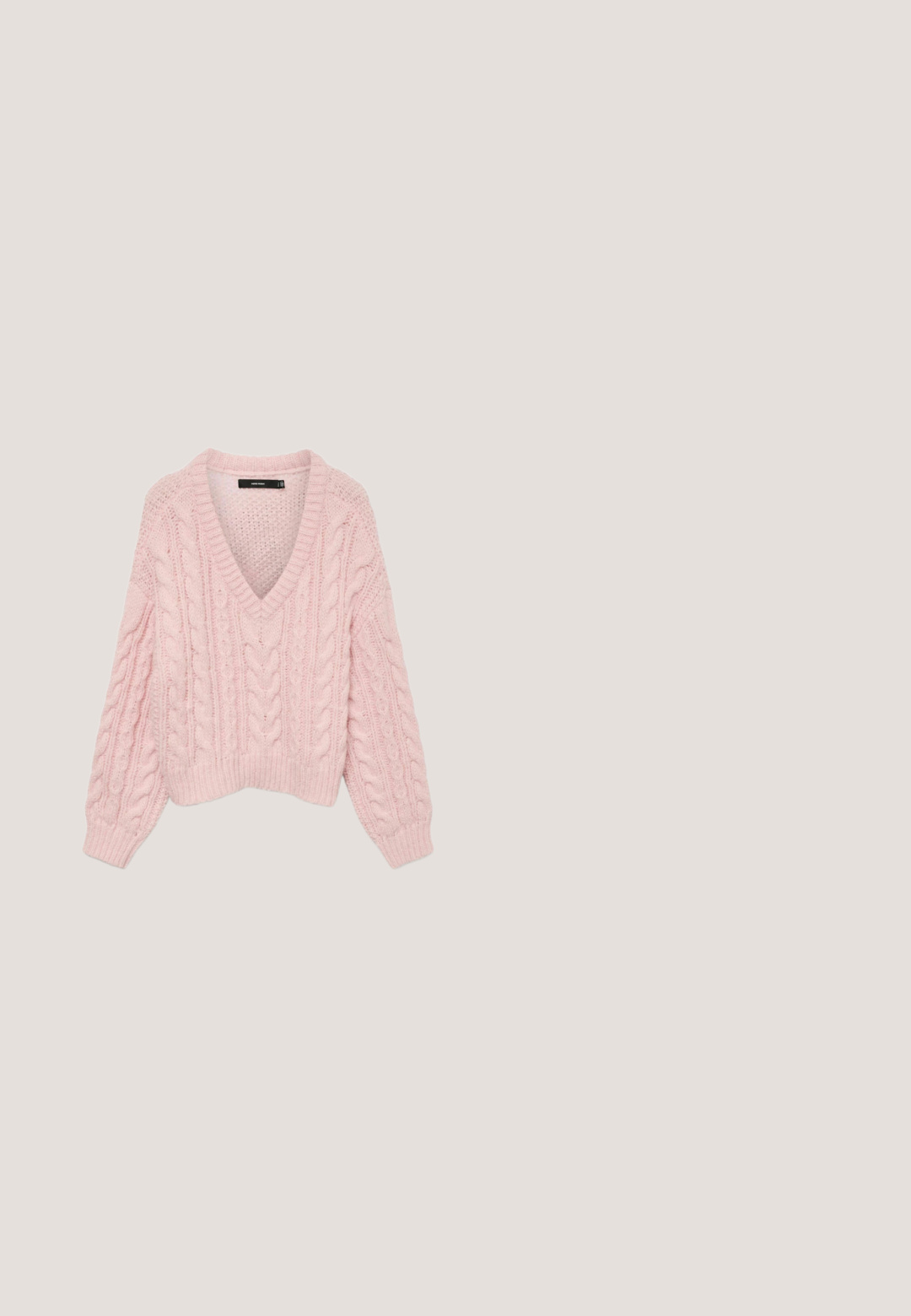 Vero Moda Knitted VMDREAM Knitted - Striktrøje - rose shadow; Lyse lilla bluse med flæse ved halsudskæringen og manchetterne, med et tekstureret prikket mønster og en snørre lukning foran.; Plisseret lilla nederdel med elastisk talje, lavet af glat stof, med vertikale folder og en kort længde.; Lyserød læderhøjhælet sko med rundet tå, ankelrem og bølget kant. Har en slank blokhæle for støtte.; Rund, lyserød lædertaske med præget tekst og hjerte-design, der har en aftagelig skulderrem og en glat overflade.; Lyserødt stofsløjfe med to lange haler og en lille guldkron charm i midten, vist på en ensfarvet lys baggrund.