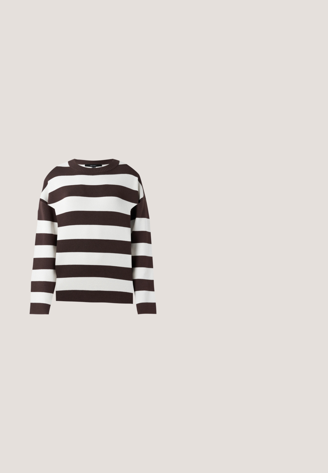 Brun og hvid stribet sweater, rund halsudskæring, strikket tekstur, brede horisontale striber, afslappet pasform med droppede skuldre.; Mørk kartoffelrød langærmet cordskjorte med krave og fire sølvknapper ned foran, vist på en ensfarvet lys baggrund.; Mørkebrune bukser med lige ben, frontknap og lynlås, bæltestropper og forlommer, vist mod en ensfarvet lys baggrund.; Brune kunstlæder stiletter med spidse tæer og krokodilletekstur, der har en slank, vinklet hæl og en glat inderside.; Mørkebrun læder skuldertaske med en blød, afslappet form og et snoet knudehåndtag på en ensartet hvid baggrund.; Sølvørering med et buet design, der har en kædeophæng og en glat, rund accentering. Overfladen ser poleret og reflekterende ud.