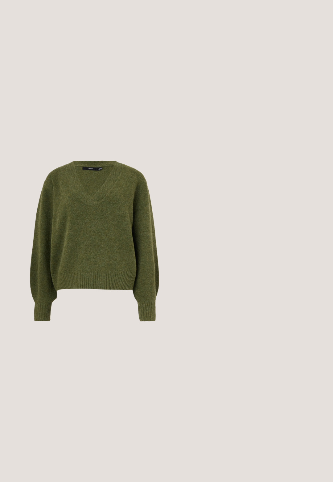 Vero Moda Knitted VMBOOM Knitted - Striktrøje - cypress; Lyse lilla T-shirt med korte ærmer og rund halsudskæring med lille broderet "cK"-logo på venstre bryst, vist mod hvid baggrund.; Lyseblå højtaljede jeans med løs pasform, der har lige ben, fem lommer og en klassisk knap- og lynlåslukning.; Flødefarvet og lyserød platform-sneaker med snørebånd og Hugo-logo, vist svævende over en udendørs træ- og stenoverflade.; Bordeaux læder håndtaske med en buet form, enkelt justerbar rem og lynlås. Har et sølvlogo foran. Glat tekstur.; Par skinnende sølvøreringe med tynde trådlåse, vist på en lys grå baggrund.