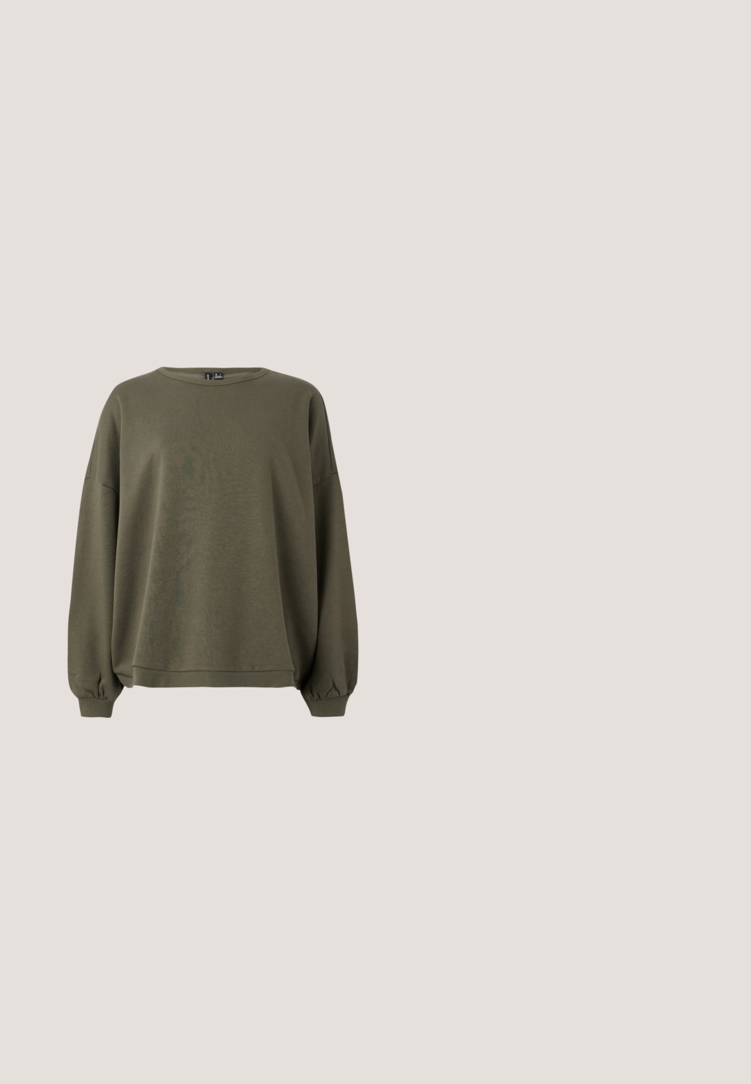 Olivengrøn pullover sweatshirt, lavet af blødt stof, har en rund halsudskæring, lange ærmer med elastiske manchetter, og en afslappet pasform.; Brun langærmet skjorte med stående krave og trykknap, to forlommer med klap og skjult knaplukning.; Brune bukser med brede ben og elastisk linning, lavet af tekstureret stof, vist fladt på en hvid baggrund.; Brune korduroy sneakers med tre velcro remme, hvid gummisål og struktureret stof for ekstra detaljer.; Mørkebrun ruskindshåndtaske med to lange håndtag og en lille fastgjort tag, sat mod en ensfarvet lys baggrund.; Små sølvhoop-øreringe med gyldne perleblomster på en ensfarvet lys baggrund.