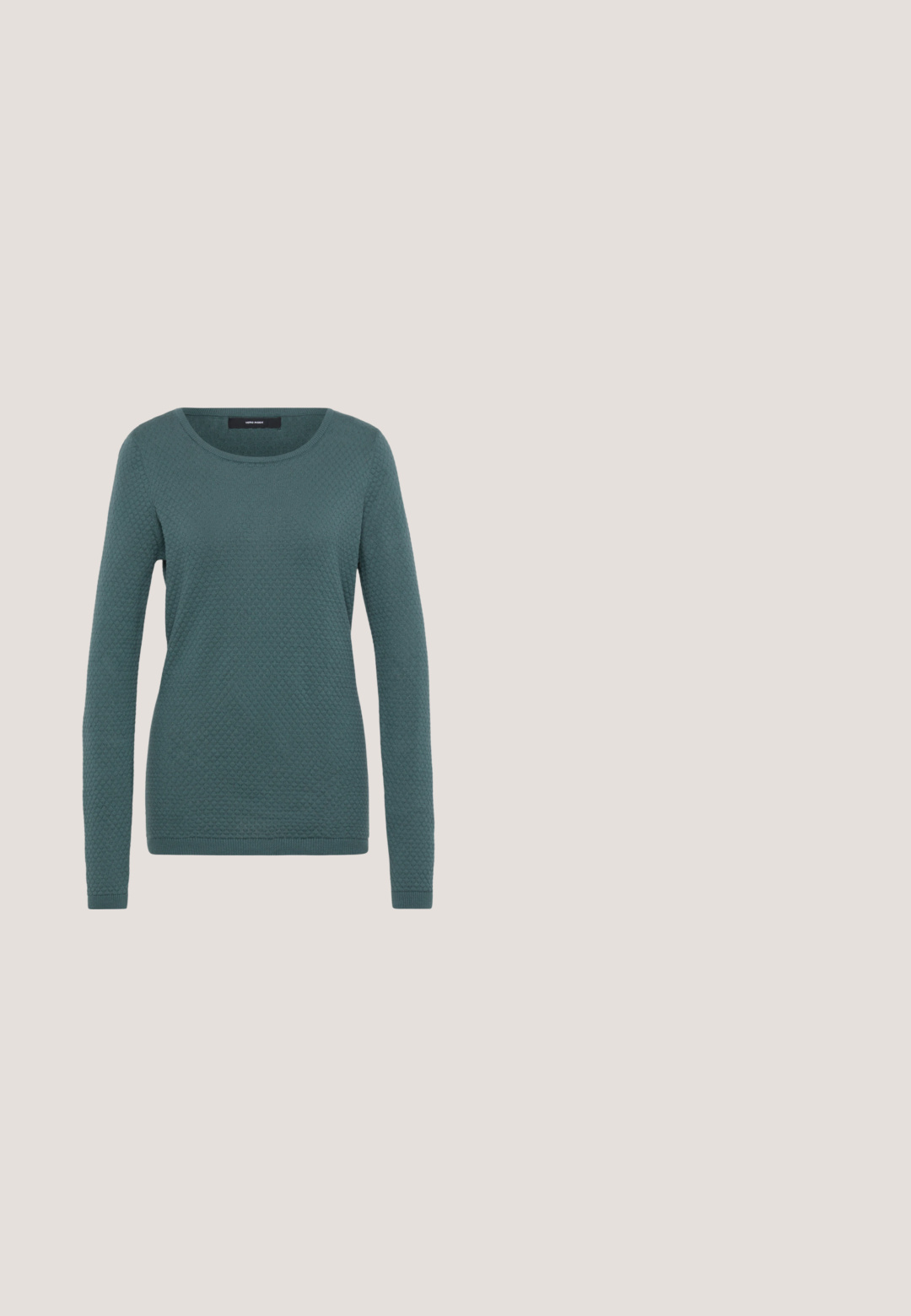 Suéter largo de manga larga en color verde azulado, confeccionado con un tejido texturizado, con cuello redondo y dobladillo acanalado. Presenta un patrón geométrico.; Chaqueta de mezclilla azul oscuro con cinturilla fruncida, cuello redondo, mangas largas y botones de presión plateados en la parte frontal.; Shorts de mezclilla azul claro con cintura alta, cinco bolsillos y cierre con botón. Presentan un ligero desgastado y costuras resistentes.; Sandle de tacón alto plateado brillante con puntera descubierta, diseño de tiras entrecruzadas, correa ajustable en el tobillo y parte superior texturizada.; Anna Field Bolso shopping - brown; Dos pares de pendientes de aro de plata con una textura ligeramente martillada sobre un fondo blanco.
