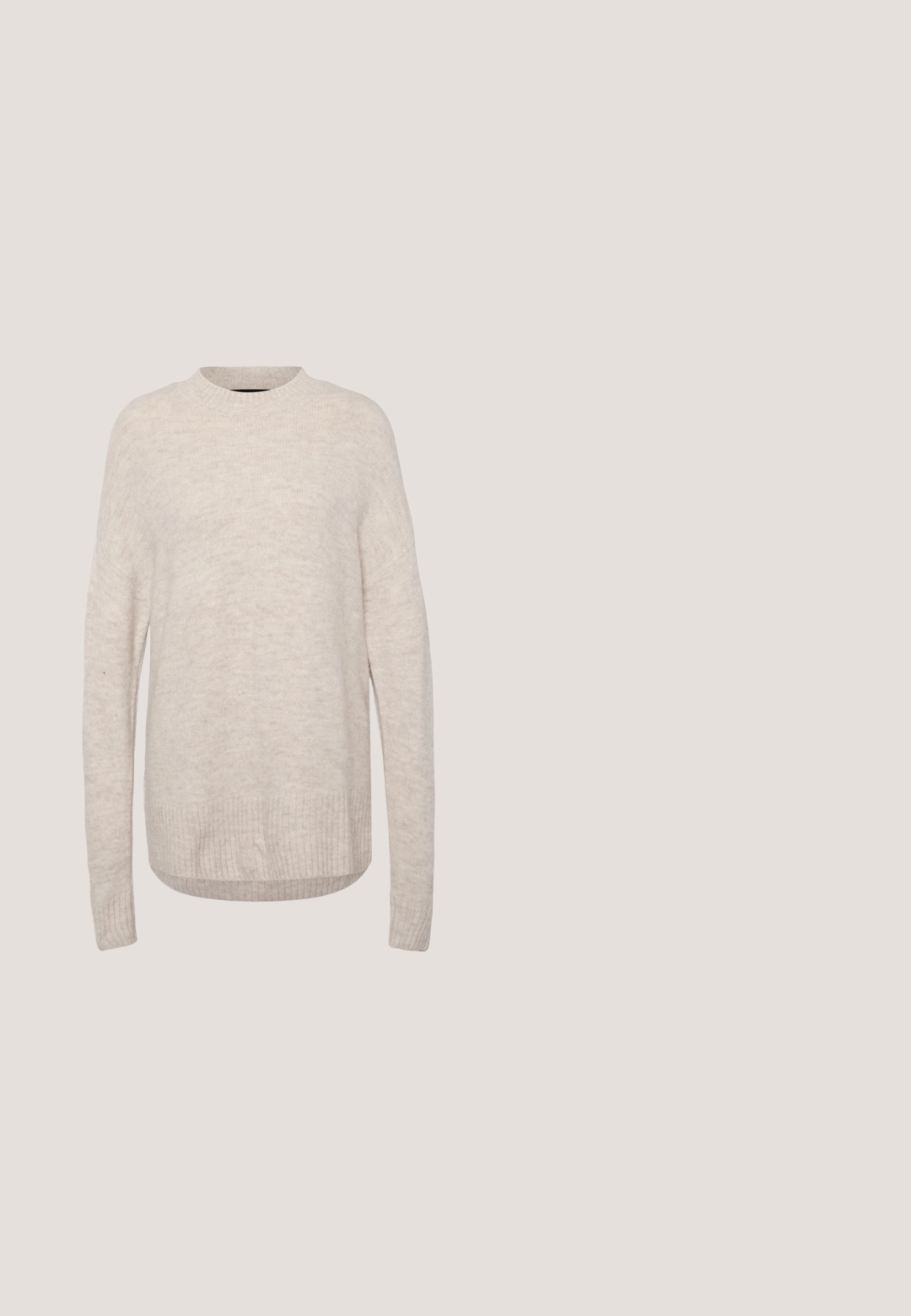 Pull beige tricoté à manches longues avec un col rond haut et des poignets et un ourlet côtelés.; Chemise beige à manches longues avec boutons, deux poches poitrine et col classique, présentée sur un fond blanc uni.; Pantalons noirs à jambes larges en tissu lisse, avec poches avant et fermeture à bouton à la taille. Design minimaliste sans motifs.; Mocassins en cuir marron foncé avec un bout arrondi, des détails cousus et un talon bloc modéré. Texture lisse, design minimaliste.; Sac cabas en cuir verni noir brillant avec de larges anses et un petit logo ovale sur le devant, présenté sur un fond uni.; Boucles d'oreilles en argent, de forme circulaire, avec une texture lisse et brillante, et une largeur constante. Design minimaliste sans accents supplémentaires.