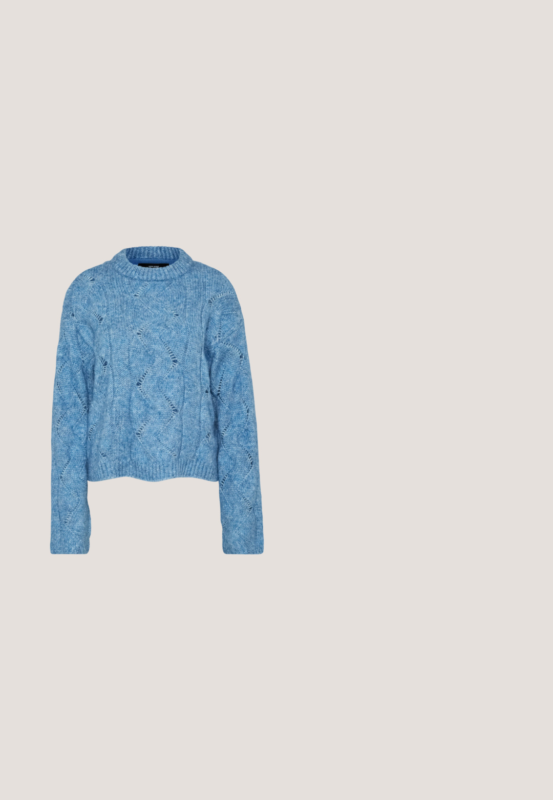 Vero Moda Tall VMLINA  O NECK  - Pullover - allure melange; Pantalons cargo en coton écru, à jambes larges, avec poches latérales et fermeture à bouton à la taille. Texture lisse avec un design utilitaire.; Baskets Adidas en daim bleu clair avec des bandes beiges et un empiècement au talon, semelle en gomme et marquage "SPEZIAL" sur le côté.; Lunettes ovales avec une monture métallique argentée, verres transparents et accents de branches texturées avec perles. Design léger avec des branches courbées.; Sac en denim bleu avec une poignée courbée rembourrée. Présente un motif logo brun subtil et une fermeture à cordon noir.; Boucles d'oreilles en argent en forme de cerceau avec un charme croix et cœur. Texture lisse et brillante avec une finition polie. Chaque charmepend d'une boucle sécurisée.