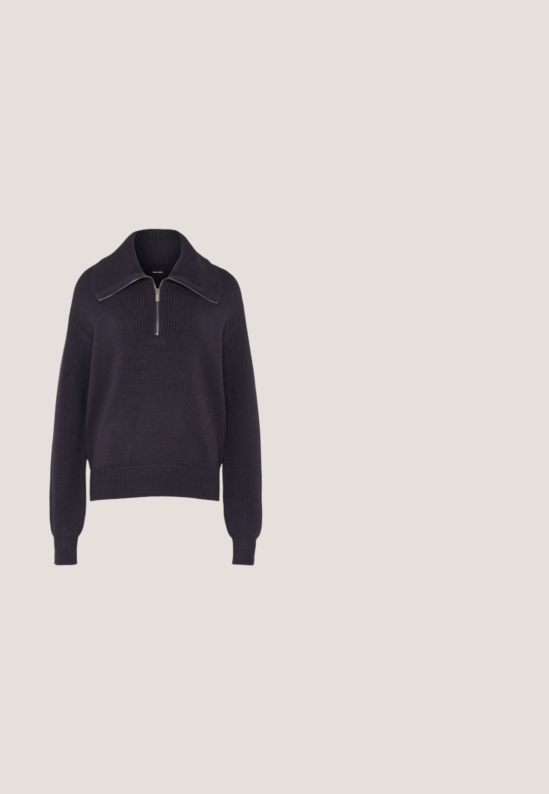Pull en maille bleu marine foncé avec col zippé demi-hauteur, poignets côtelés et motif texturé sur le corps. Tissu doux et de poids moyen.; Haut à manches courtes côtelé avec des rayures horizontales blanches et orange clair, et un col rond blanc.; Jean en denim bleu foncé à jambes larges avec plis, fermeture par bouton et passants de ceinture, présenté sur un fond blanc.; Bottine en cuir noir avec panneaux latéraux élastiques, bout rond et petit talon en bloc. La surface a une texture lisse et un minimalisme dans les détails.; Sac cabas en cuir marron foncé avec deux bretelles, un détail de boucle à l'avant et le logo "Anna Field" en bas au centre.; Petites boucles d'oreilles créoles ton argent avec un motif texturé le long du bord extérieur et des attaches en plastique transparent, présentées sur un fond clair.