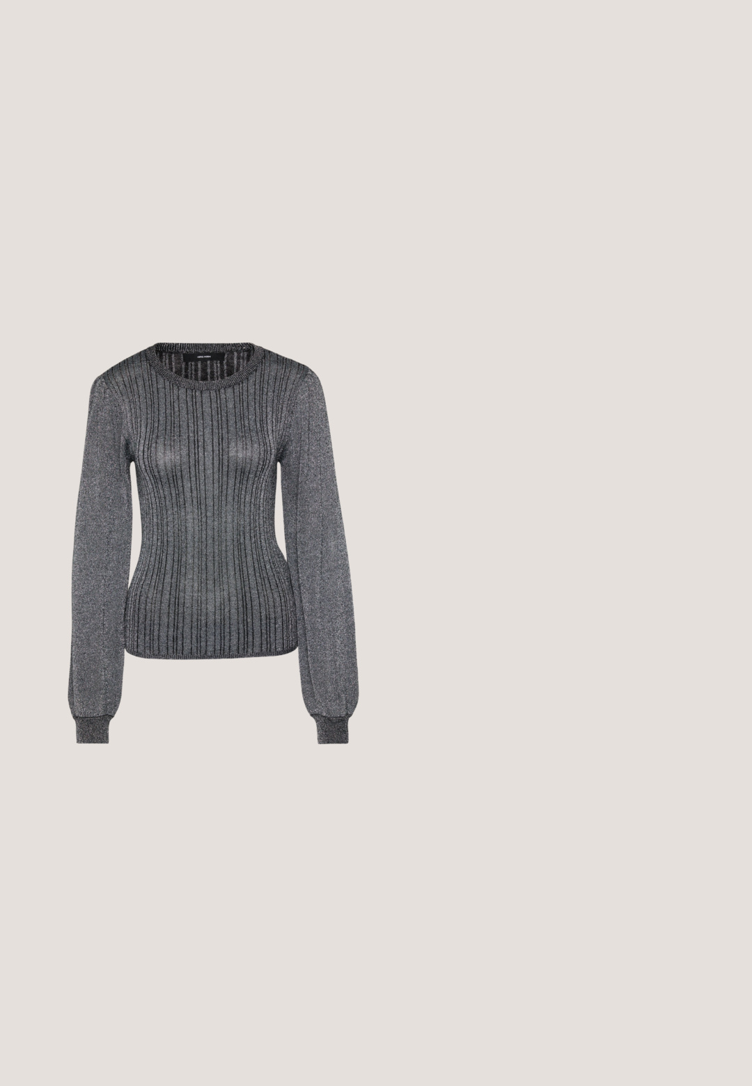 Vero Moda Tall VMTALIA O NECK  - Svetrík - black/silver-coloured; Široké rifle vyrobené z tmavozdeného denimu. Majú vysoký pás, dizajn s piatimi vreckami a jemné steh na švoch.; Čierna kožená členková topánka s špicatou špičkou, elegantným siluetou a masívnym štvorecovým podpätkom. Hladký povrch s minimálnymi švovými detailmi.; Čierne slnečné okuliare s obdĺžnikovým rámom, tmavými šošovkami, hladkým plastovým materiálom a kovovým akcentom na ramene.; Čierna kožená kabelka s krokodílou textúrou, obdĺžnikového tvaru, zakriveným chlopňou a krátkou hornou rúčkou.; Uncommon Matters SCULPTURAL LARGE CREOLE - Náušnice - silver-coloured
