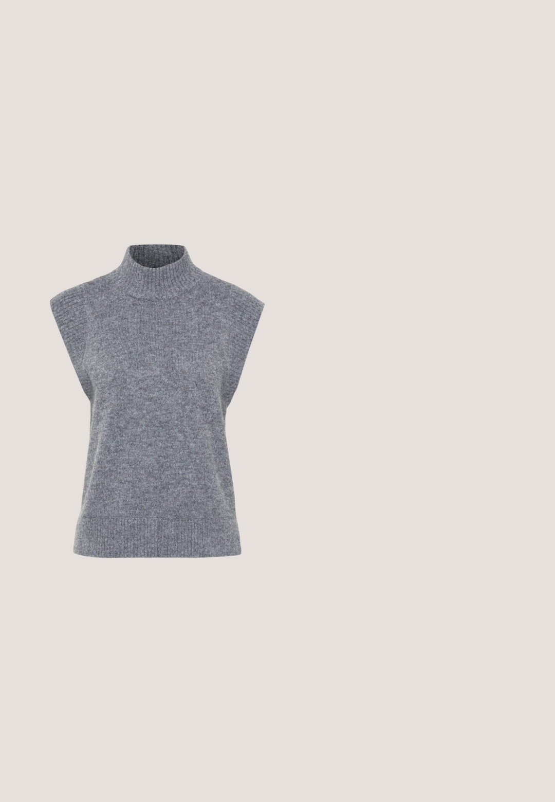 Grå ærmeløs rullekravesweater lavet af ribstrikket materiale, med en tætsiddende silhuet og en blød tekstur.; Ribede stribede bukser med et navy og hvidt mønster, flared kant og elastisk talje. Teksturen er glat med en tætsiddende silhuet.; Kvinders blanke bordeaux kilehælssandal med tå-rem og kantet hæl, vist i sideprofil på hvid baggrund.; Solbriller med guldramme, afrundede firkantede lilla gradientlinser og tynde arme, som hviler på en hvid overflade.; Olivenfarvet skuldertaske med sorte kanter og rem, klaplukning og sølvfarvet "Karl"-signaturdetalje i midten foran.; Sølvmetal bangle armbånd med to sfæriske accenter i hver ende, glat overflade, åben design og slank, minimalistisk form.