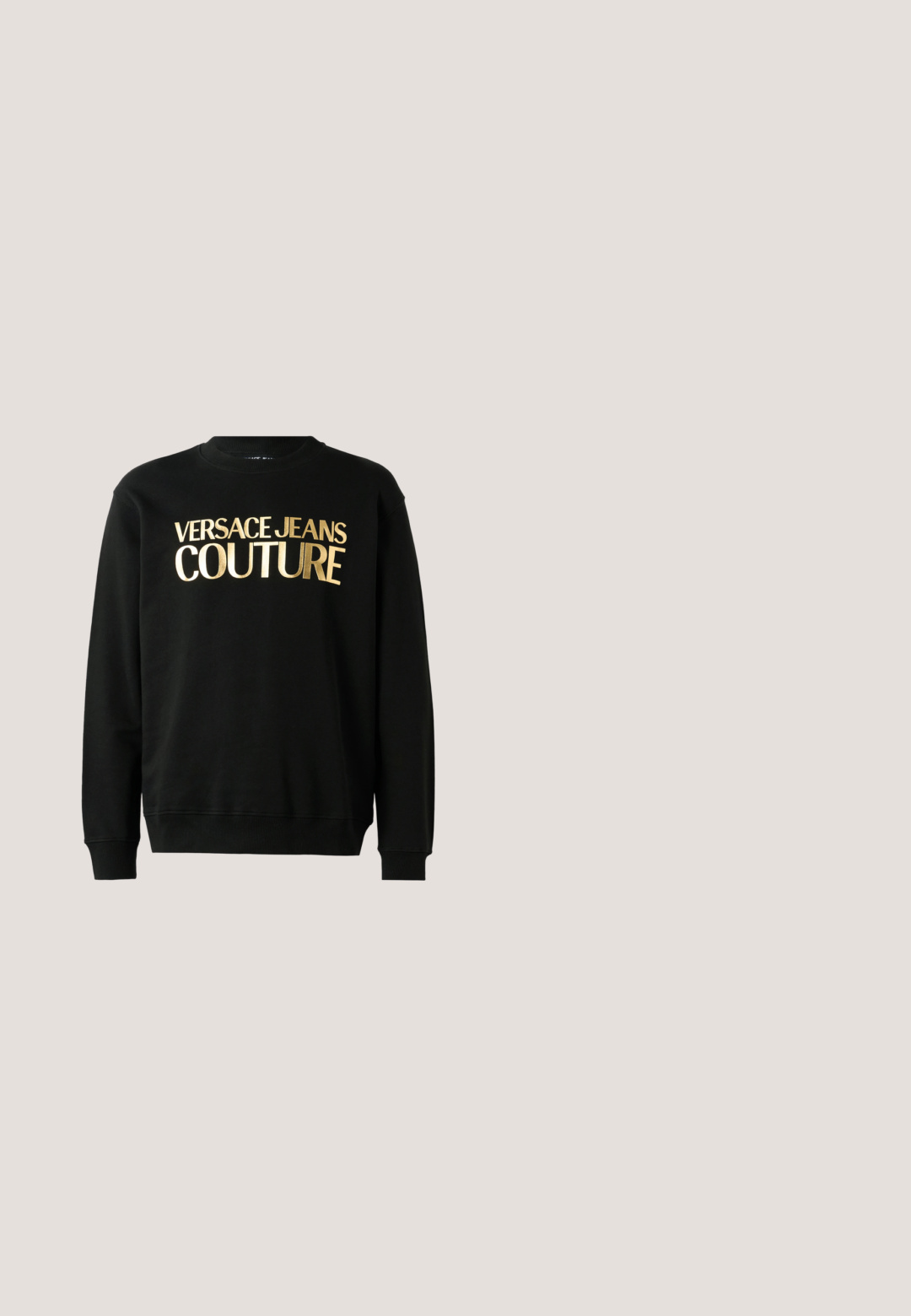 Schwarzer Kapuzenpullover aus einer Baumwoll-Polyester-Mischung, versehen mit dem goldenen Druck "VERSACE JEANS COUTURE" auf der Vorderseite in einer markanten Schriftart.; Schwarzes kurzärmeliges T-Shirt mit großem metallisch goldfarbenem "Versace Jeans Couture" Schriftzug auf der Vorderseite und einem runden Ausschnitt.; Schwarze Jeans aus Denim mit ausgestelltem Design, fünf Taschen und einem Metallknopfverschluss. Der Stoff hat eine glatte Textur mit dezentem Verblassen.; Schwarze Sportschuhe mit floralem Muster und weißer, dicker Sohle. Besitzt schwarze Schnürsenkel und einen Logostreifen an der Seite. Obermaterial aus strukturiertem Stoff.; Schwarze, rechteckige Sonnenbrille mit dicken Rahmen und dunklen Gläsern, die auf einer hellen Oberfläche liegt.; Olivgrüne, strukturierte Leder-Gürteltasche mit schwarzen Logos, silbernem Reißverschluss, doppeltem Reißverschluss-Zipper und zentraler silberner Markenplakette.