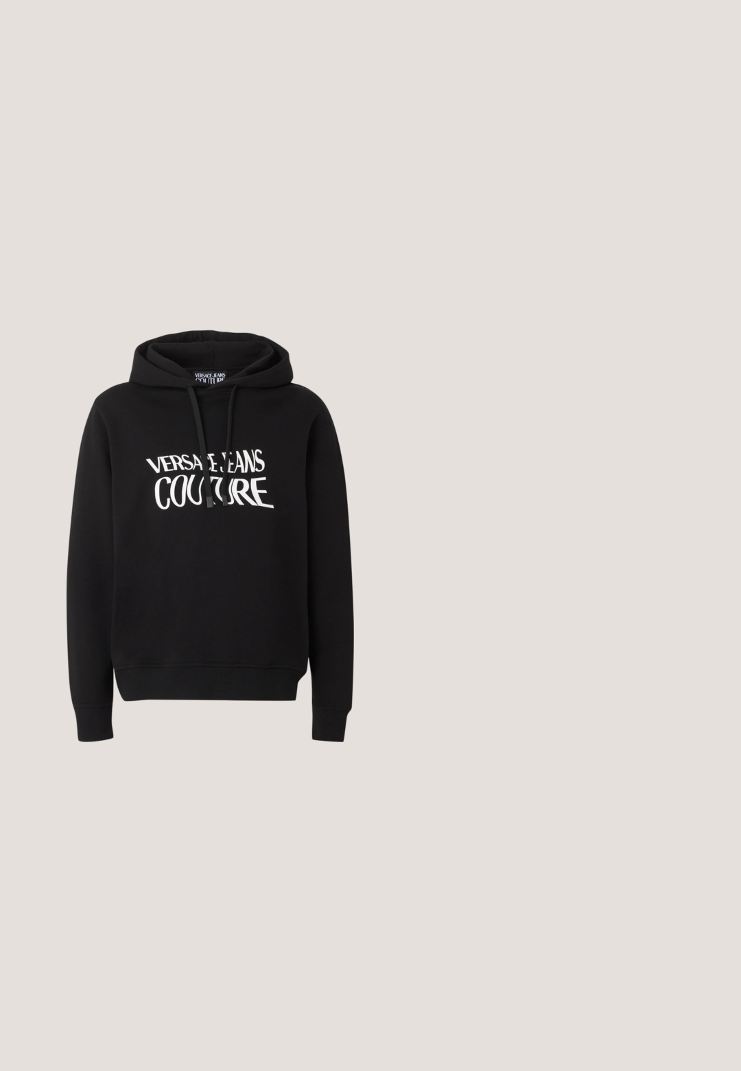 Sort hættetrøje med lange ærmer og hvid "Versace Jeans Couture" tekst på brystet, med snoretræk i hætten.; Sort t-shirt med korte ærmer og rund hals med "MICHAEL KORS"-logo centreret i lille guldtekst på brystet.; Herre jeans i sort denim med lige ben, forrest med knap og lynlåslukning samt design med fem lommer, vist mod hvid baggrund.; Sort lav sneaker med sorte snørebånd, hvid hælflap og teksten "Versace Jeans Couture" på siden samt præget på sålen.; Hvid lommetørklæde med sorte geometriske og blomsterbånd, der har kantstriber og et dekorativt monogram i hjørnet.; Diesel Øreringe - silver- coloured