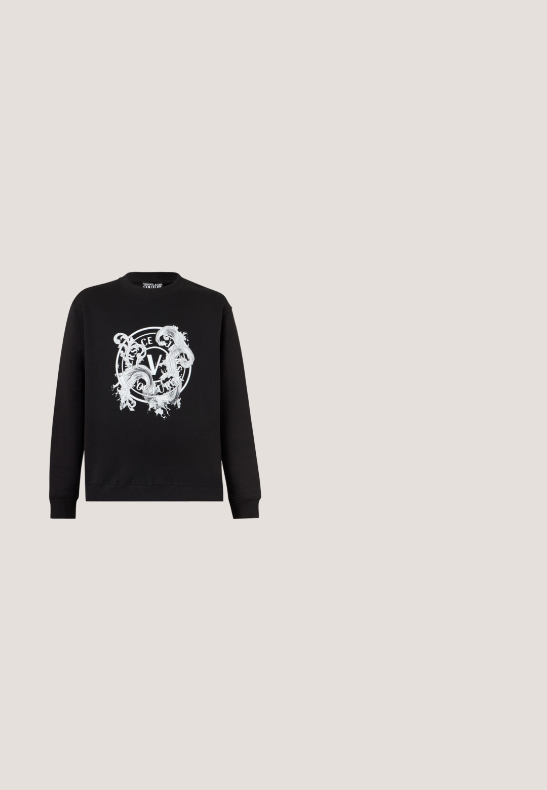 Schwarzer Sweatshirt mit Rundhalsausschnitt und weißem, kunstvollem, kreisförmigem Versace Jeans Couture Logo mittig auf der Vorderseite.; Weißes Hemd aus Baumwolle mit Knopfleiste, zwei Brusttaschen, silbernen Druckknöpfen und blauer Logobeschriftung auf der linken Seite.; Schwarze Baumwoll-Sweatpants mit elastischem Bund, weitem Bein und einem weißen Grafikdruck am linken Bein. Angenehme Textur und lässiges Design.; Schwarzer Sneaker mit glattem Lederfinish, runder Zehenform, strukturiertem Sohlen und Schnürdesign. Minimalistischer Stil mit dezenten Seitendetails.; Schwarze Oversize-Sonnenbrille mit dunkel getönten Gläsern und dünnen Bügeln, die auf einer weißen Oberfläche liegt.; Rechteckige schwarze und graue Umhängetasche mit wiederholendem KL-Logo-Muster, verstellbarem Riemen und dekorativem Karl Lagerfeld Profilanhänger.