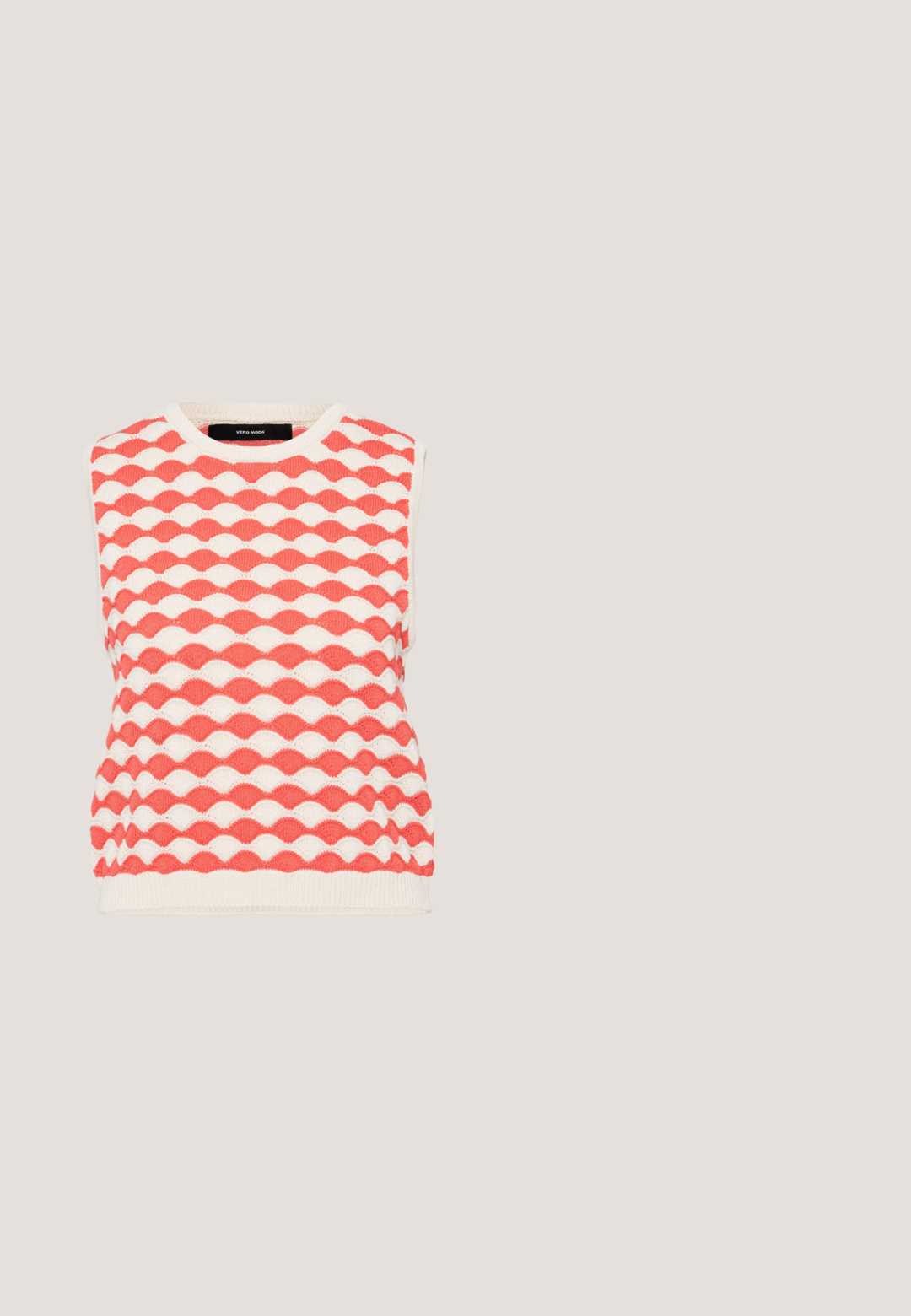 Gilet sans manches en tricot avec un motif en vagues en corail et crème. Le tissu a une finition texturée avec un col rond.; Haut sans manches rouge avec un encolure ronde, présentant une fermeture à boutons sur le devant avec des boutons circulaires et une texture lisse. Étiquette de la marque visible à l'intérieur.; Shorts à carreaux rouges et blancs avec une taille élastique et un cordon de serrage. Présentent une coupe décontractée et des bords ourlés. Le tissu semble léger.; Mules rouges à bout ouvert avec un petit talon, présentant plusieurs lanières horizontales avec des accents ronds. Fini lisse et brillant. Forme de bout carrée.; Sac à main tissé bordeaux avec une silhouette arrondie, une seule poignée et une finition texturée. Fermeture zippée en haut.; Paire de boucles d'oreilles à pampilles rouge vif en fils torsadés, présentée sur un fond gris clair uni.