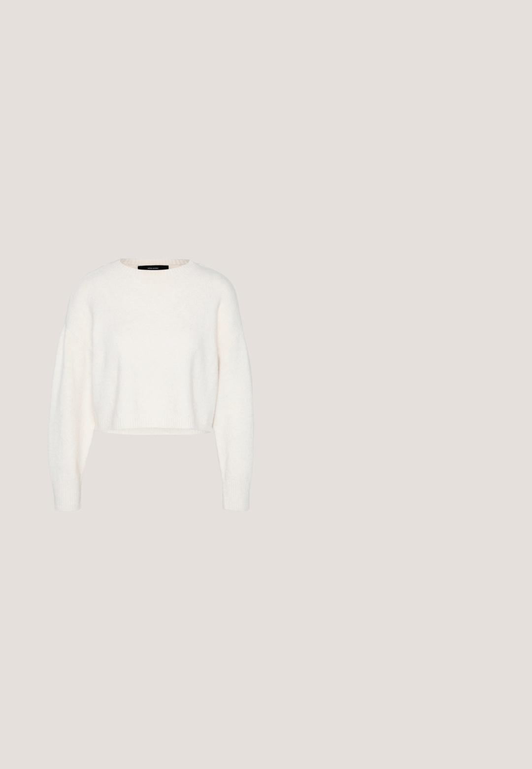 Witte cropped sweater gemaakt van zacht materiaal, met een ronde halslijn en lange, licht oversized mouwen met ribgebreide manchetten.; Zwarte overhemd met een subtiele luipaardprint, met een kraag, lange mouwen en een lichtelijk uitlopende silhoët met zijzakken.; Slim-fit blauwe denim jeans met een klassiek vijf-pocket ontwerp en een knoopsluiting, weergegeven tegen een witte achtergrond.; Zwarte sneaker met witte strepen en veters, zwevend in de lucht boven een grijze betonnen richel tegen een wazige achtergrond.; Donkergrijze stoffen tas met een gebogen handvat, zachte textuur en ronde vorm. Geen zichtbare hardware of versieringen.; Zilveren oorbellen in de vorm van een ring met een gepolijste afwerking, met een cirkelvorm en een scharnierende postsluiting. Glad oppervlak met minimale details.