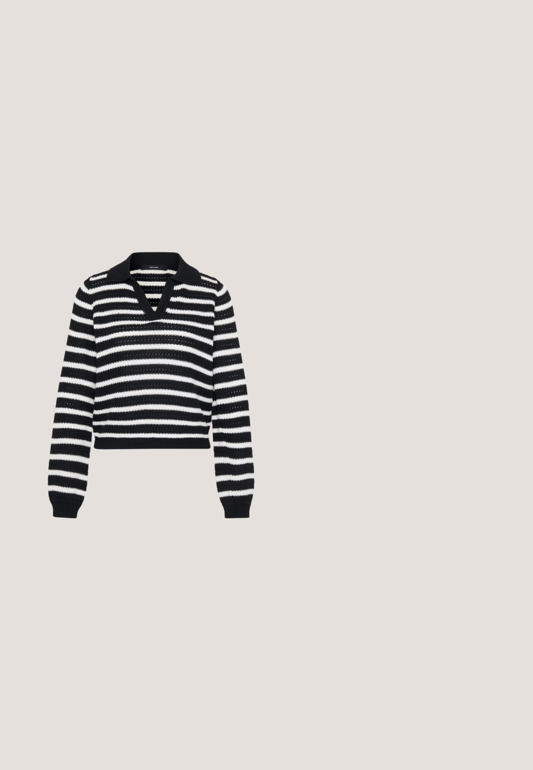 Schwarz-weiß gestreifter Strickpullover mit langen Ärmeln, V-Ausschnitt und gerippten Bündchen und Saum.; Schwarze Denim-Button-Up-Hemd mit langen Ärmeln, zwei Brusttaschen mit Klappe und einem klassischen Kragen auf weißem Hintergrund.; Graue Jeans mit hoher Taille und weitem Bein, vorn mit Knöpfen und Reißverschluss sowie fünf Taschen, auf weißem Hintergrund präsentiert.; Schwarzer flacher Lederschuh mit spitz zulaufender Schuhspitze und einem dekorativen Riemen mit silberfarbener Schnalle sowie kleinen Ausschnitten.; Kleine schwarze glänzende Handtasche mit zwei langen Griffen und seitlichen Kordelzug-Details vor einfachem hellem Hintergrund.; Ein Paar polierte silberne, halbmondförmige Creolen mit klaren Kunststoffrückseiten auf einer weißen Oberfläche.